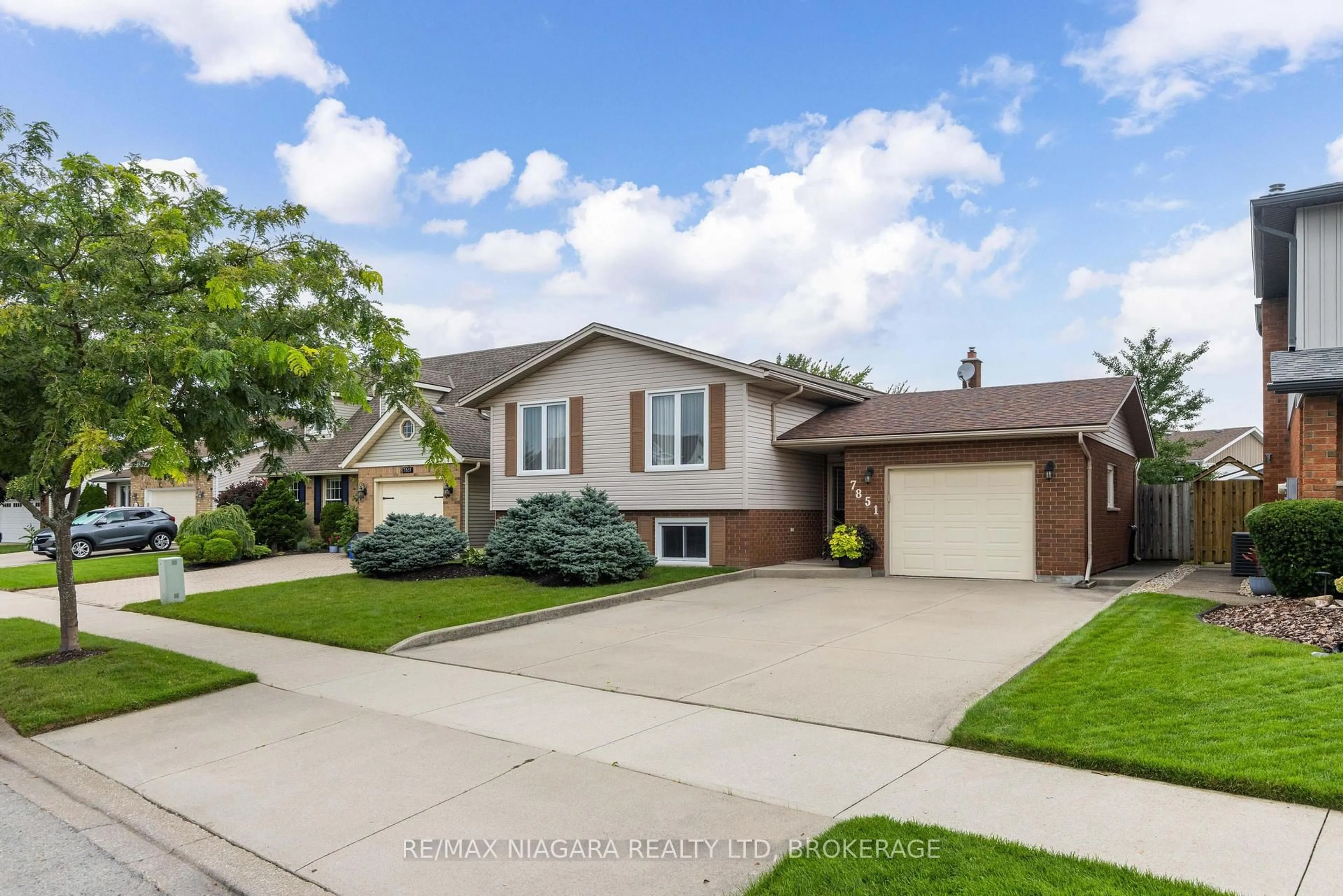 Home with vinyl exterior material, street for 7851 Chorozy St, Niagara Falls Ontario L2H 2N6