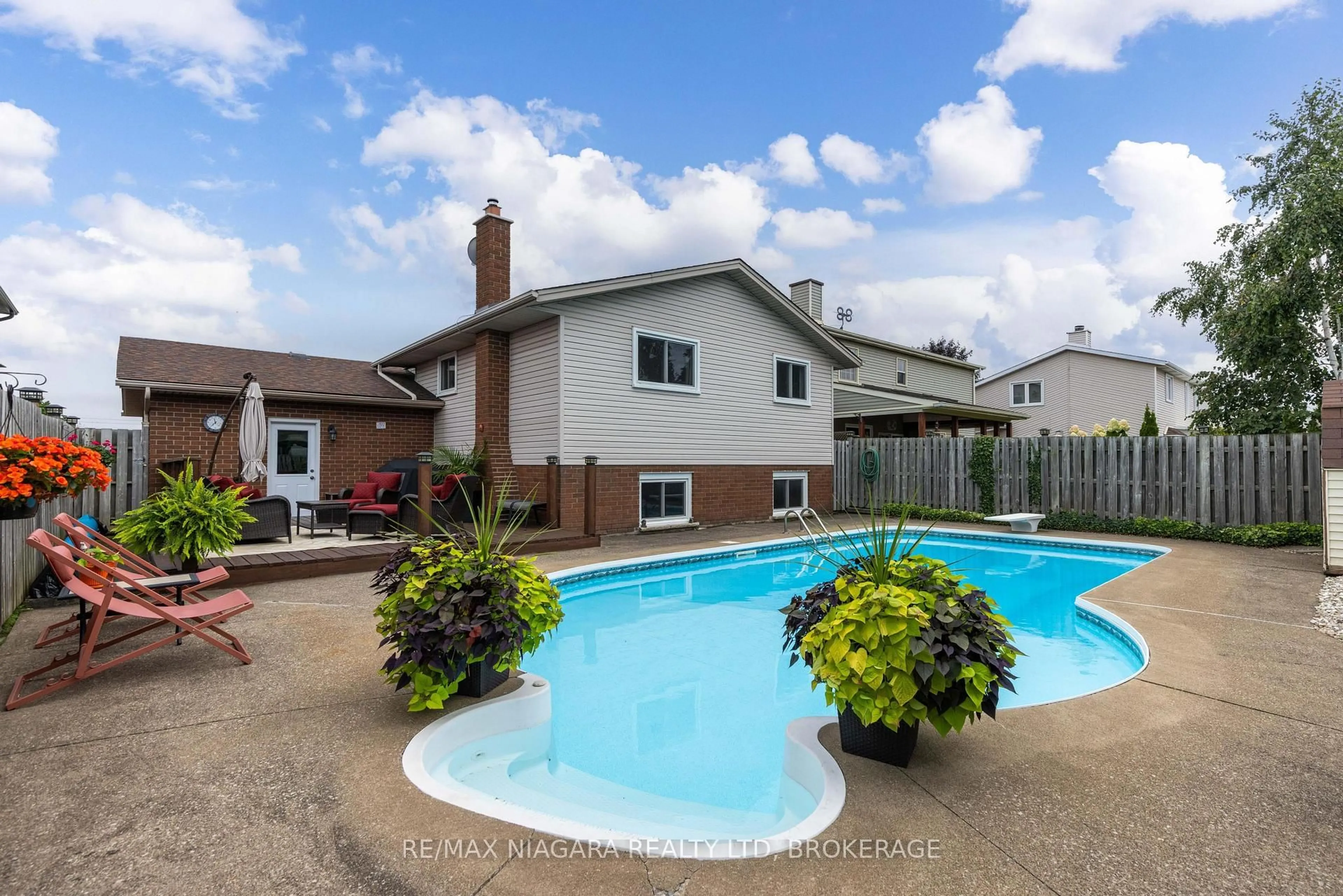 Pool for 7851 Chorozy St, Niagara Falls Ontario L2H 2N6