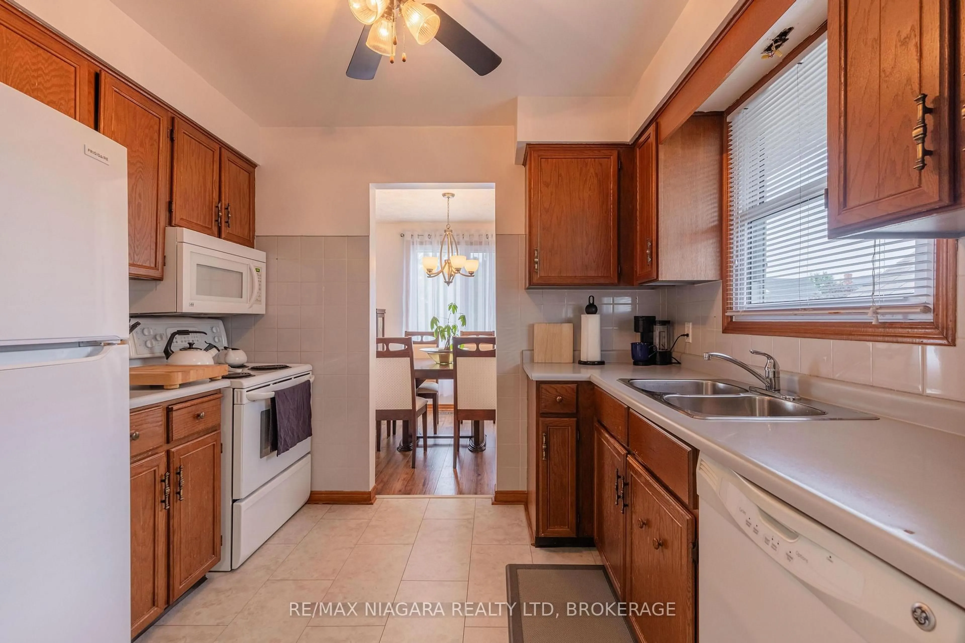 Standard kitchen, ceramic/tile floor for 7851 Chorozy St, Niagara Falls Ontario L2H 2N6