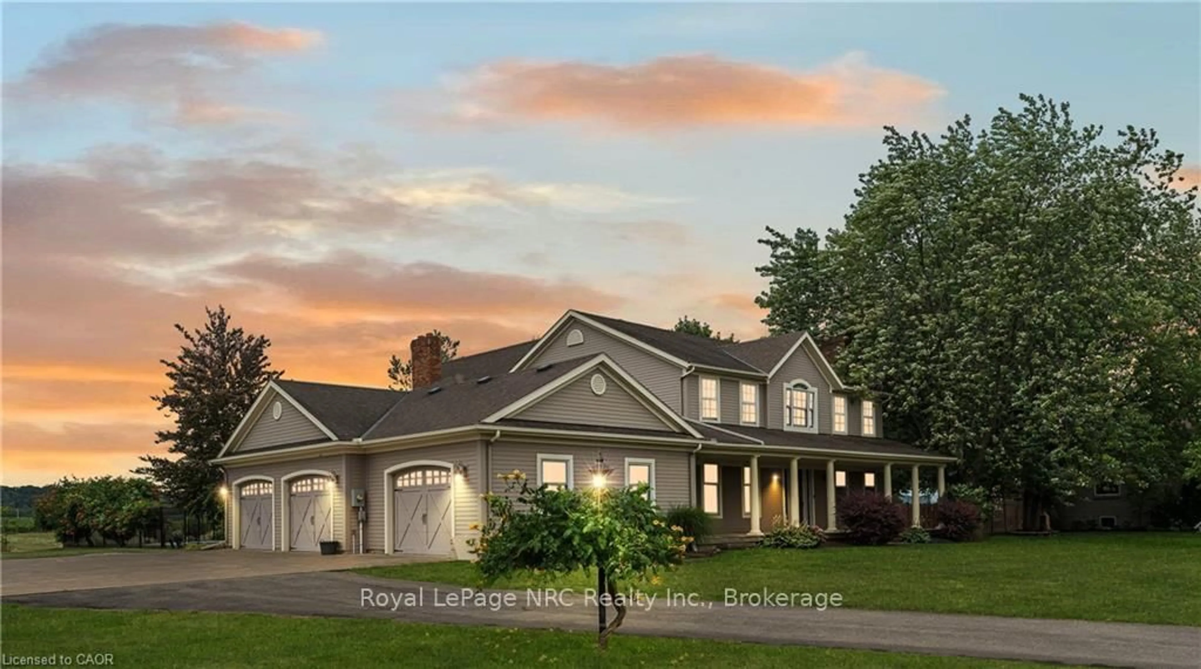 Home with vinyl exterior material, street for 915 Queenston Rd, Niagara-on-the-Lake Ontario L0S 1J0