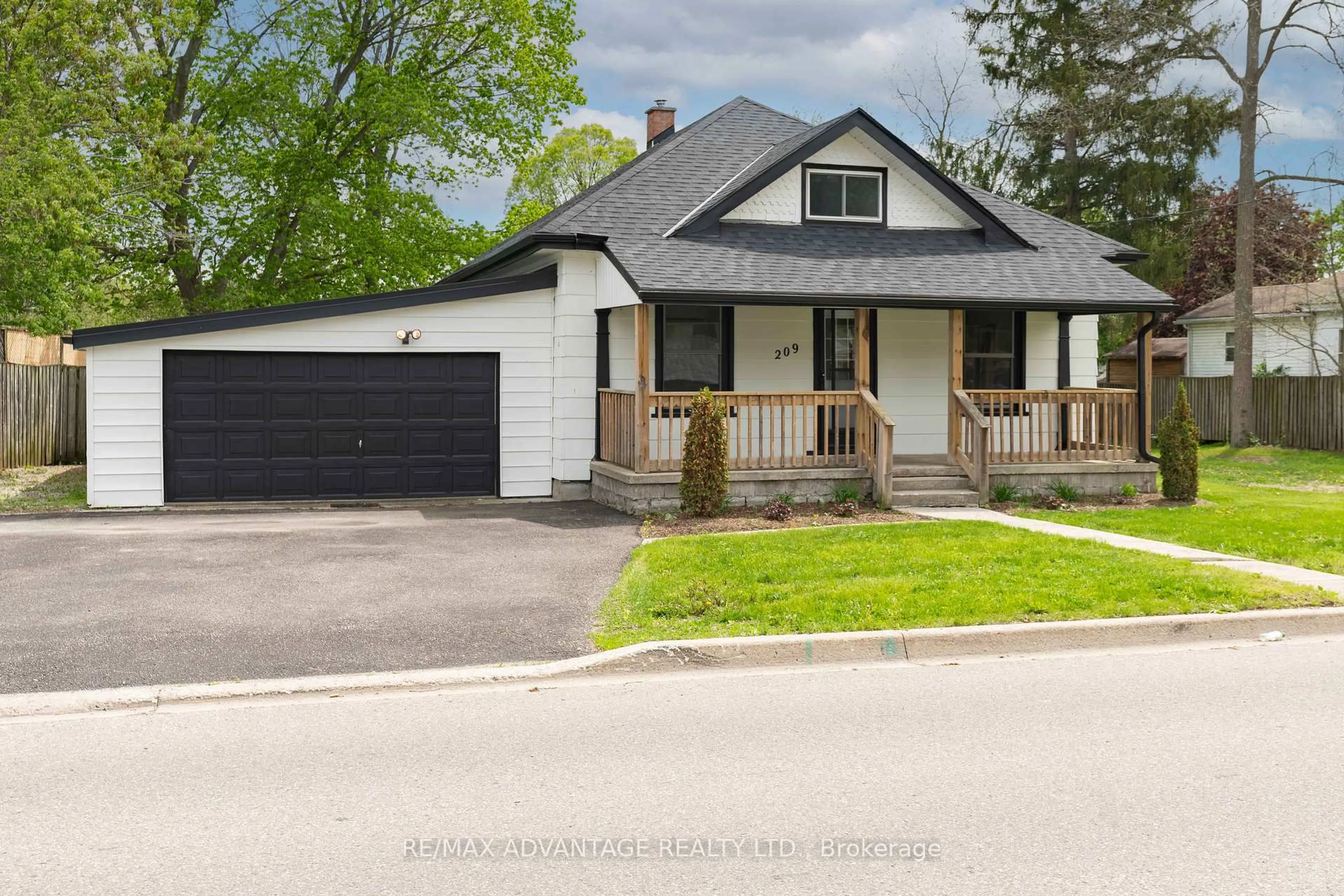 Home with vinyl exterior material, street for 209 Victoria St, Ingersoll Ontario N5C 2N2