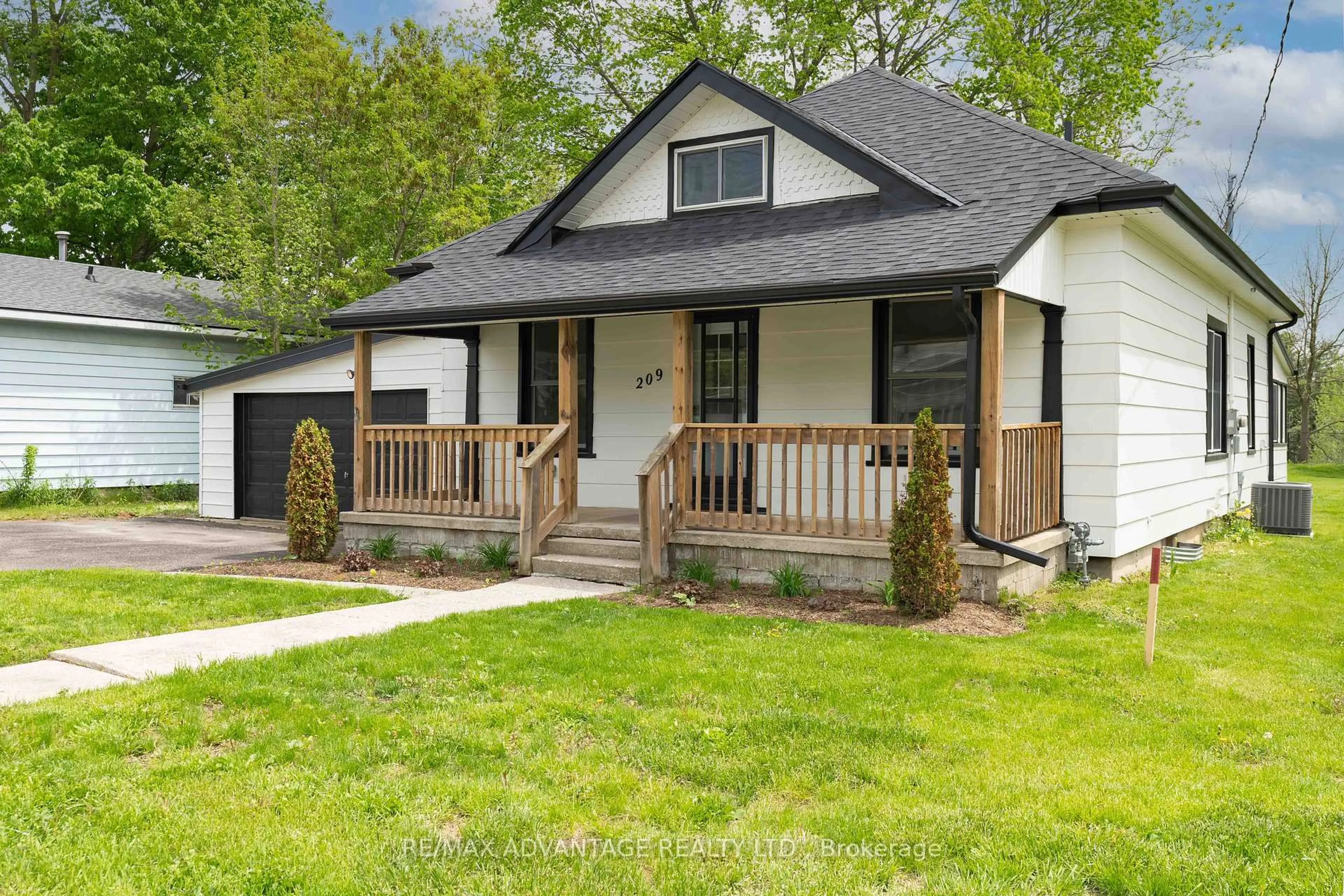 Home with vinyl exterior material, street for 209 Victoria St, Ingersoll Ontario N5C 2N2