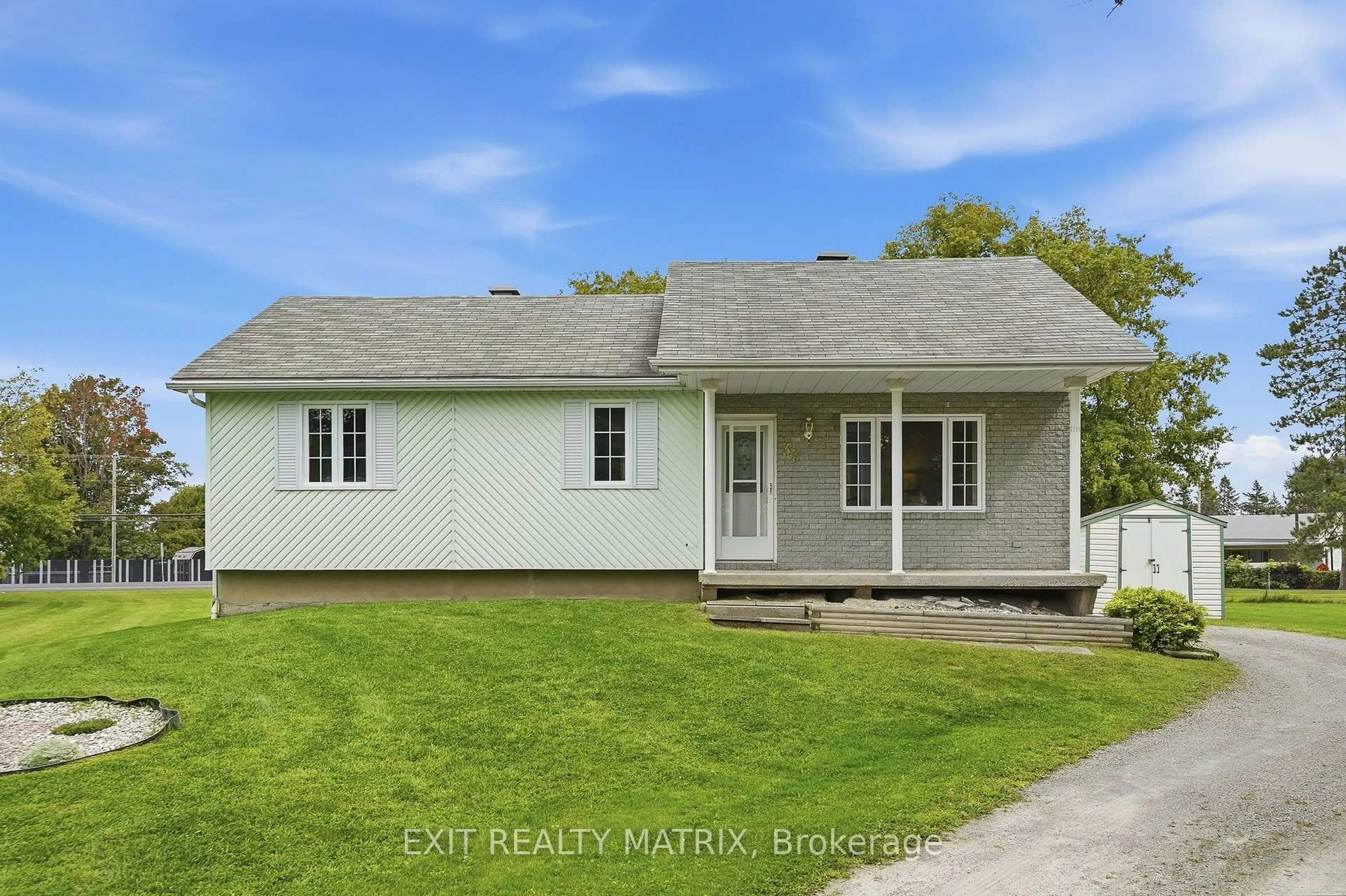 Home with vinyl exterior material, street for 33 Frost Ave, Hawkesbury Ontario K6A 2T4