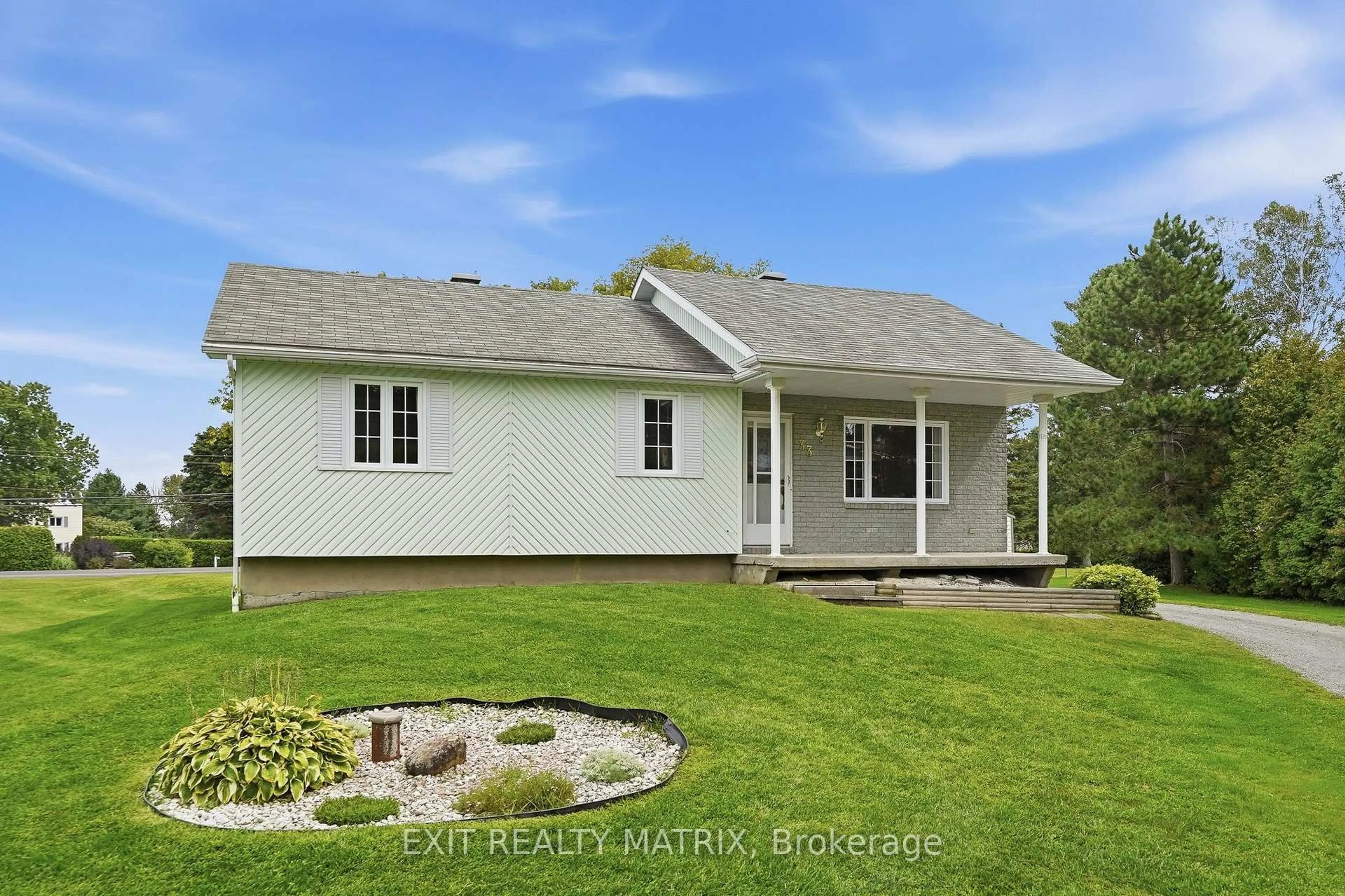 Home with vinyl exterior material, street for 33 Frost Ave, Hawkesbury Ontario K6A 2T4