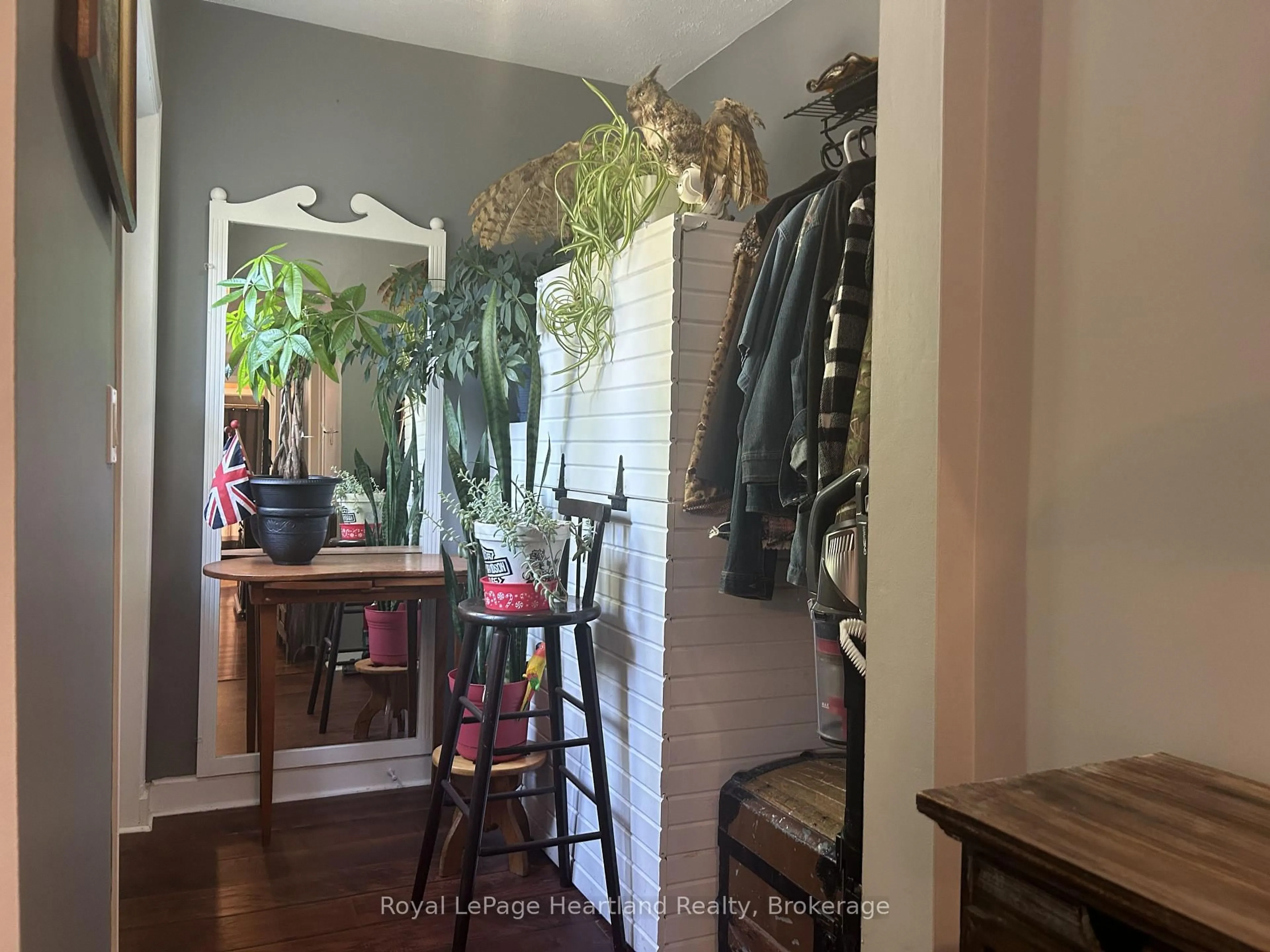 Indoor entryway for 90 Mary St, North Huron Ontario N0G 2W0