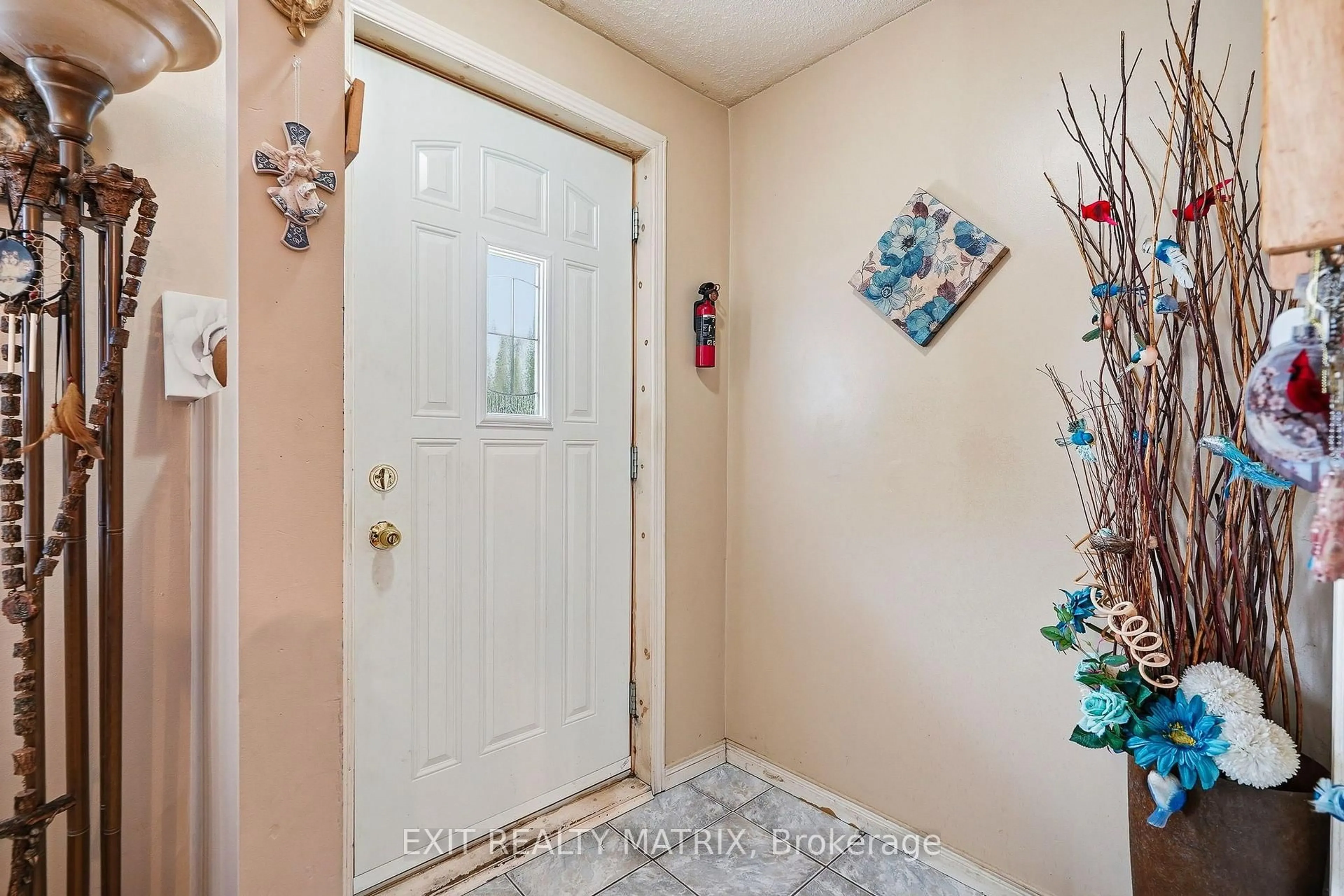 Indoor entryway for 407 Regent St, Hawkesbury Ontario K6A 1G1