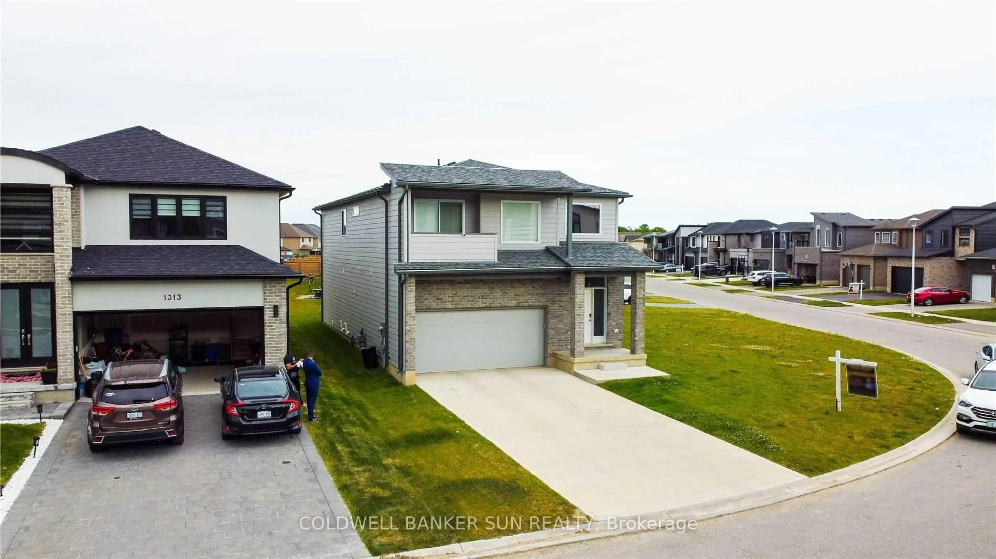 A pic from outside/outdoor area/front of a property/back of a property/a pic from drone, street for 1301 Sandbar St, London North Ontario N6G 0Y3