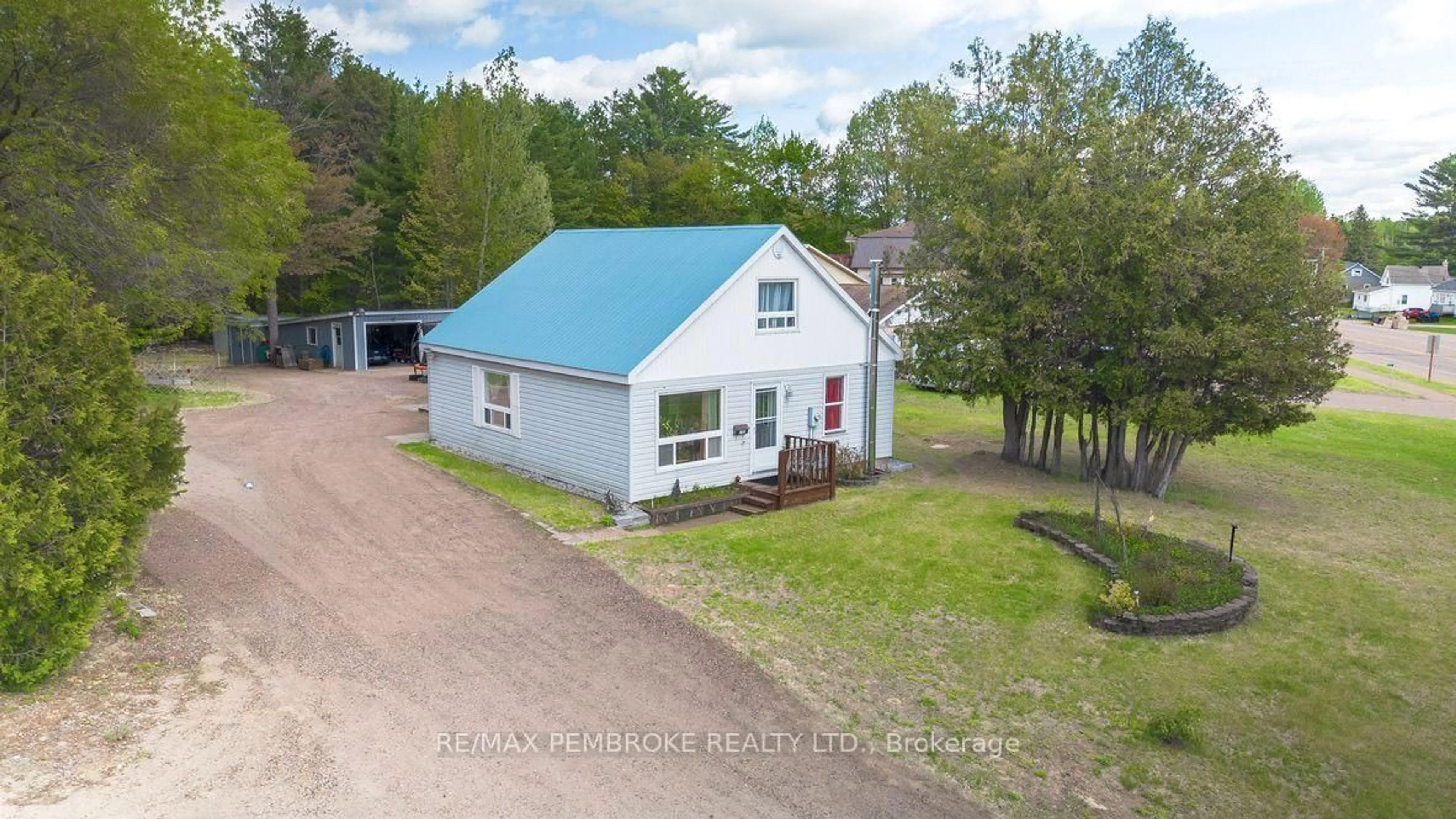 A pic from outside/outdoor area/front of a property/back of a property/a pic from drone, building for 2185 Petawawa Blvd, Pembroke Ontario K8A 7G8