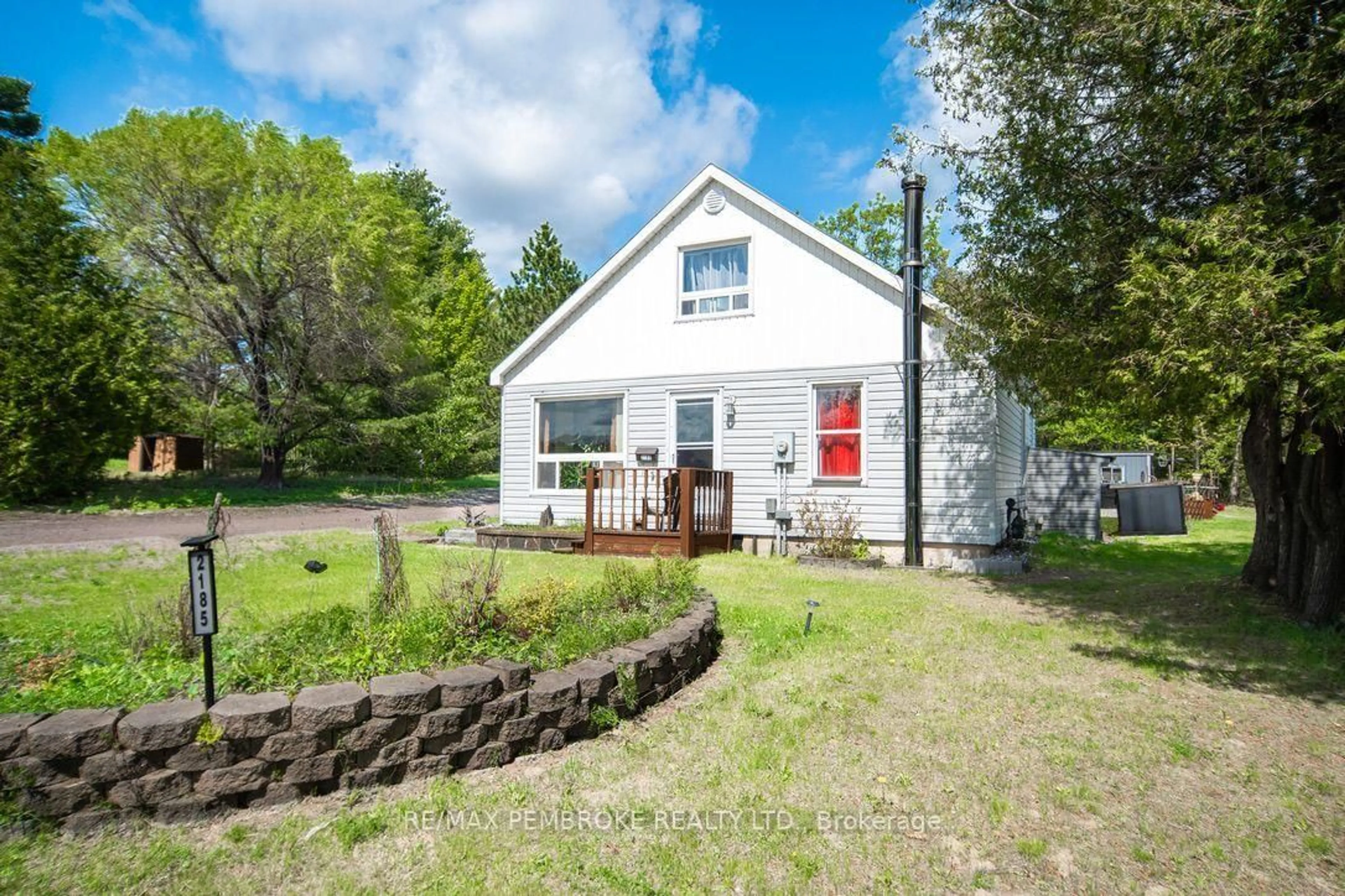 A pic from outside/outdoor area/front of a property/back of a property/a pic from drone, unknown for 2185 Petawawa Blvd, Pembroke Ontario K8A 7G8