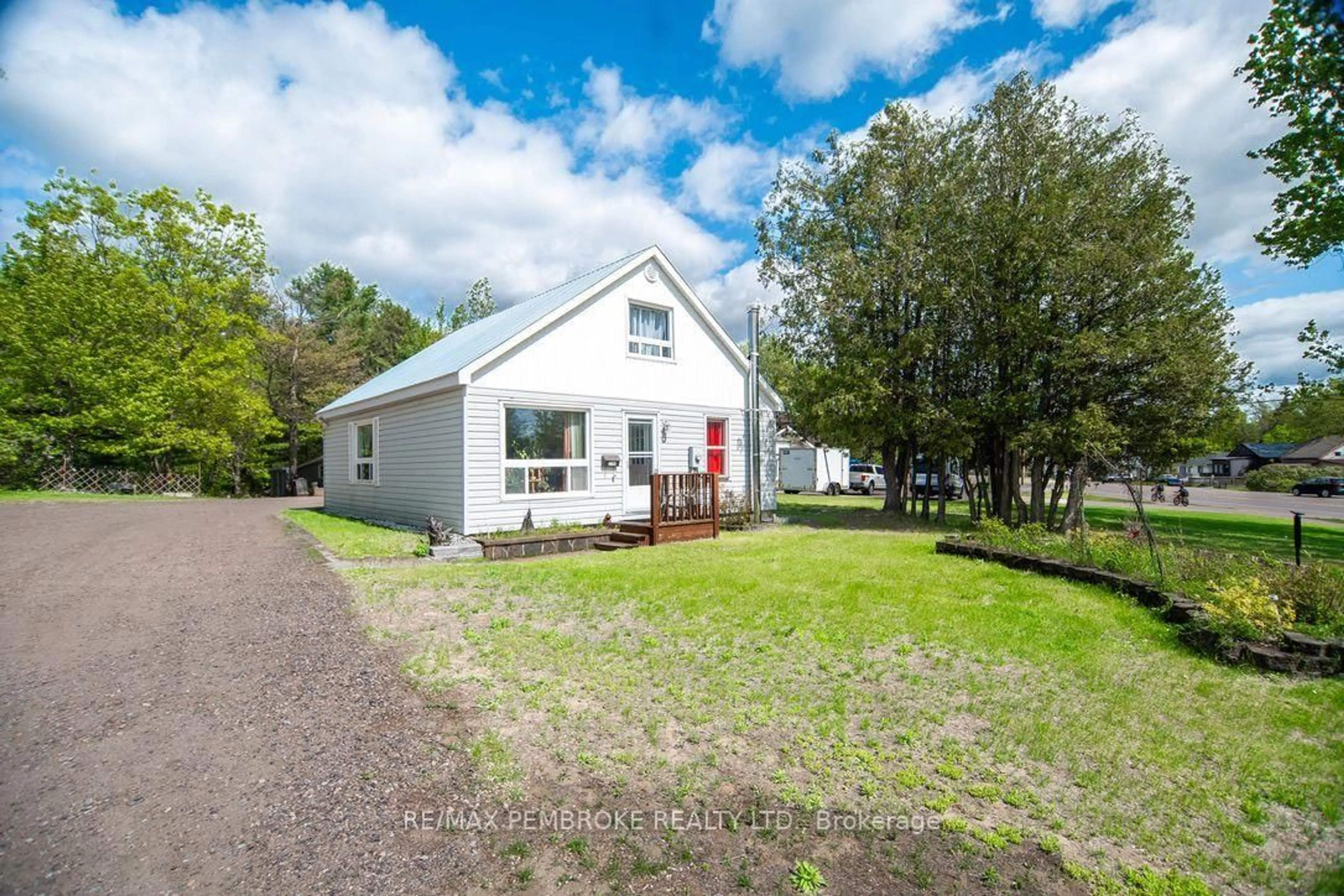 A pic from outside/outdoor area/front of a property/back of a property/a pic from drone, unknown for 2185 Petawawa Blvd, Pembroke Ontario K8A 7G8