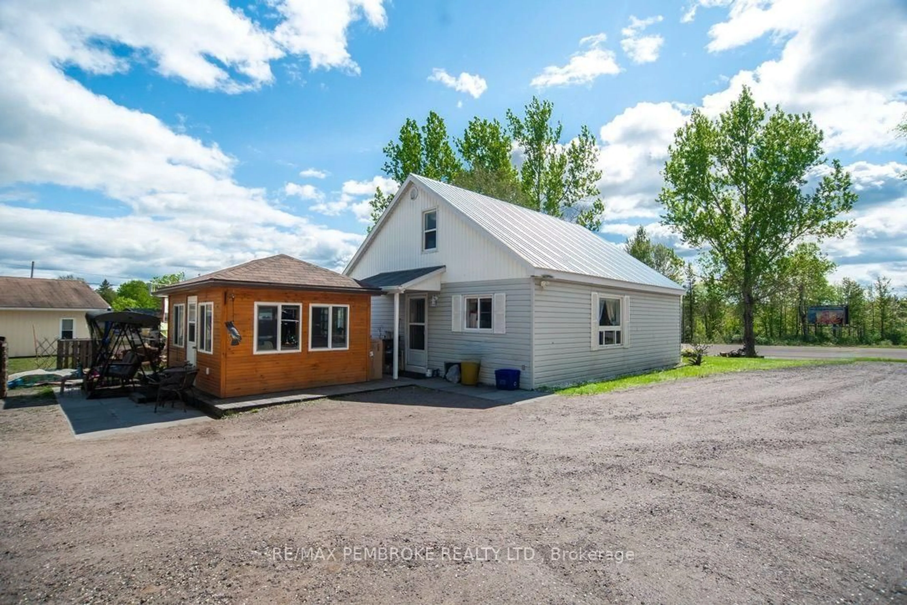 Unknown for 2185 Petawawa Blvd, Pembroke Ontario K8A 7G8