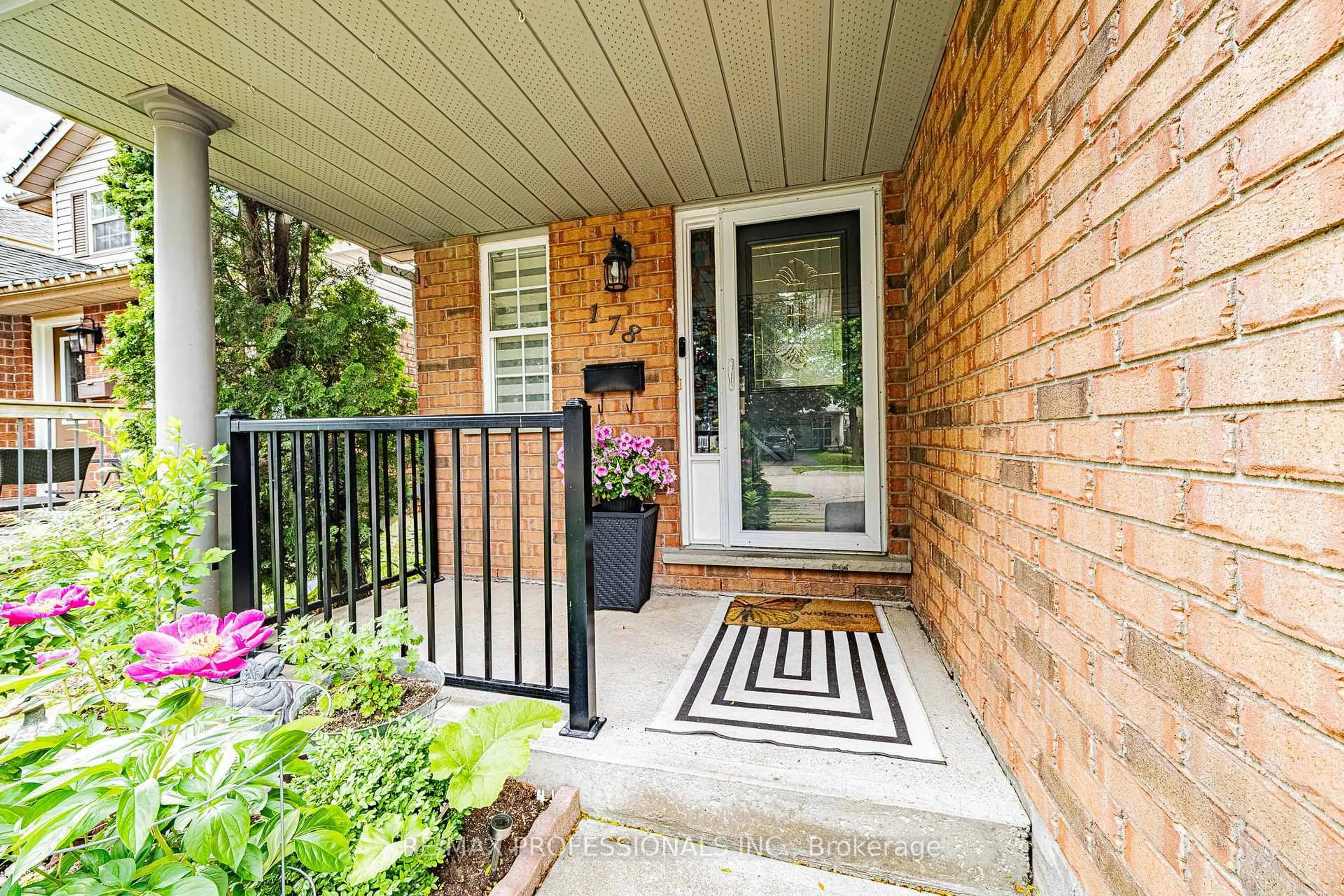 Indoor entryway for 178 Kovac Rd, Cambridge Ontario N1R 8K3