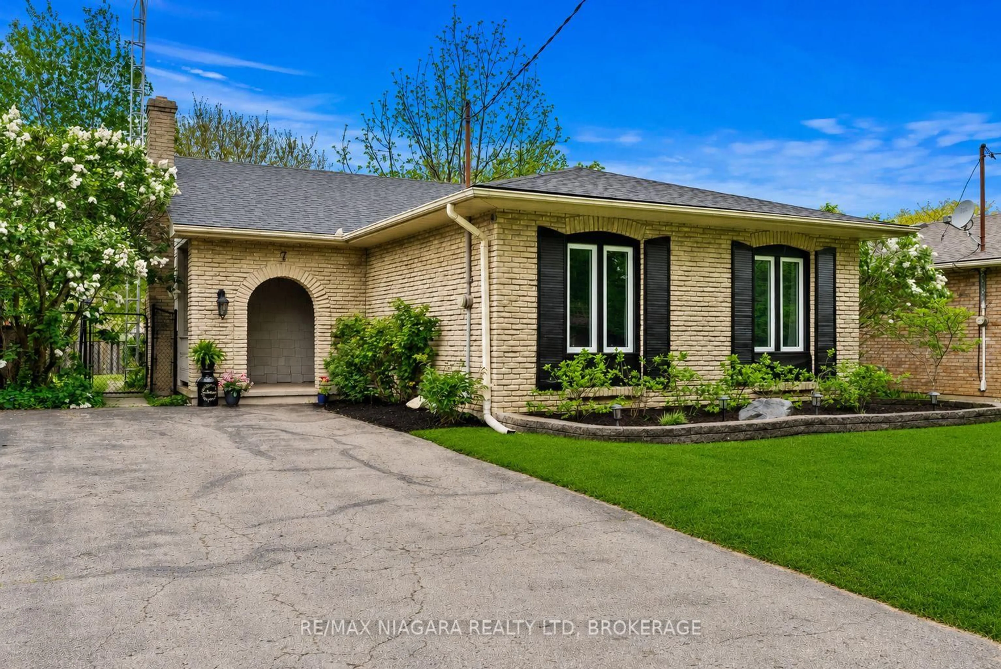 Home with brick exterior material, street for 7 Ameer Dr, St. Catharines Ontario L2N 3S9