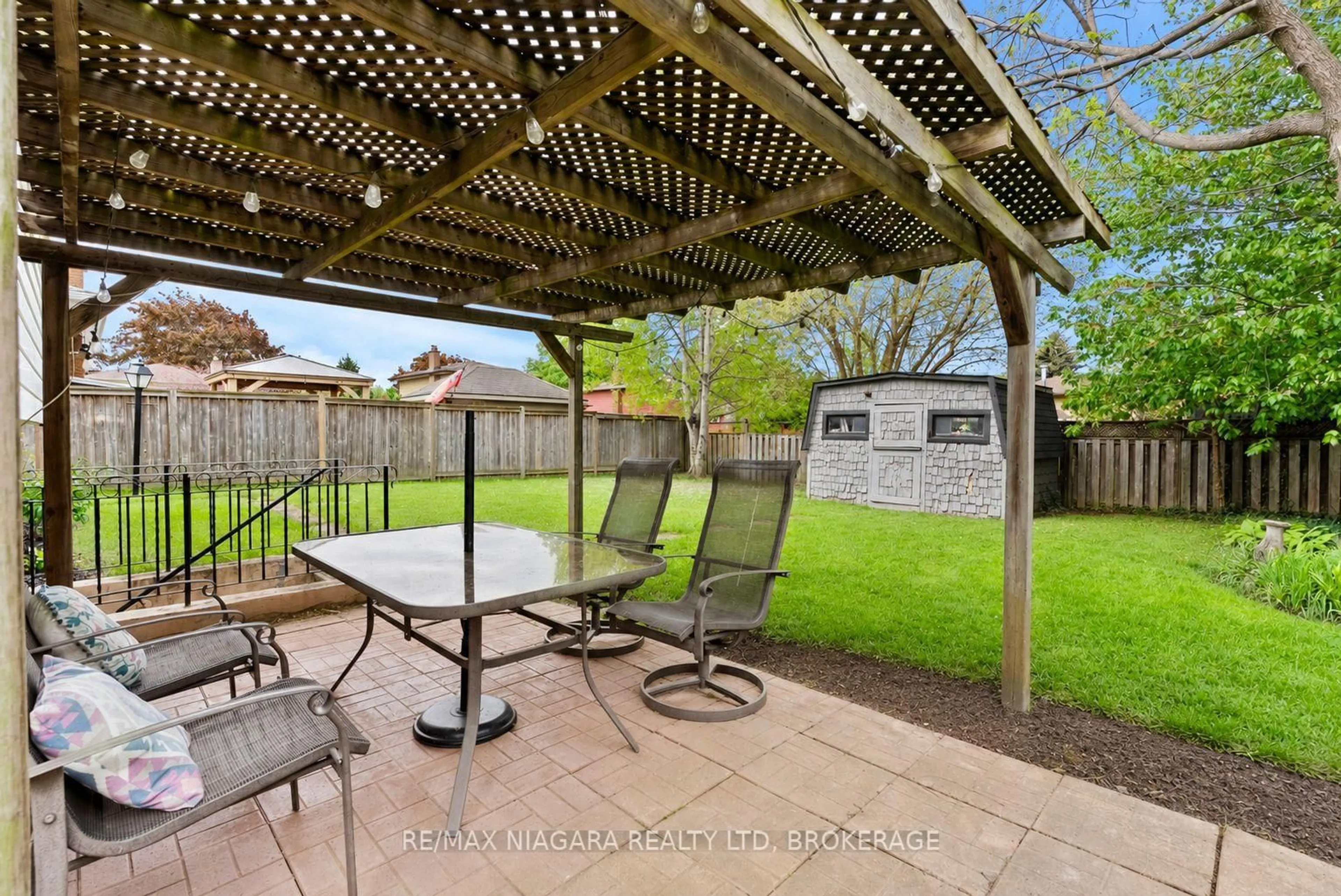 Patio, street for 7 Ameer Dr, St. Catharines Ontario L2N 3S9