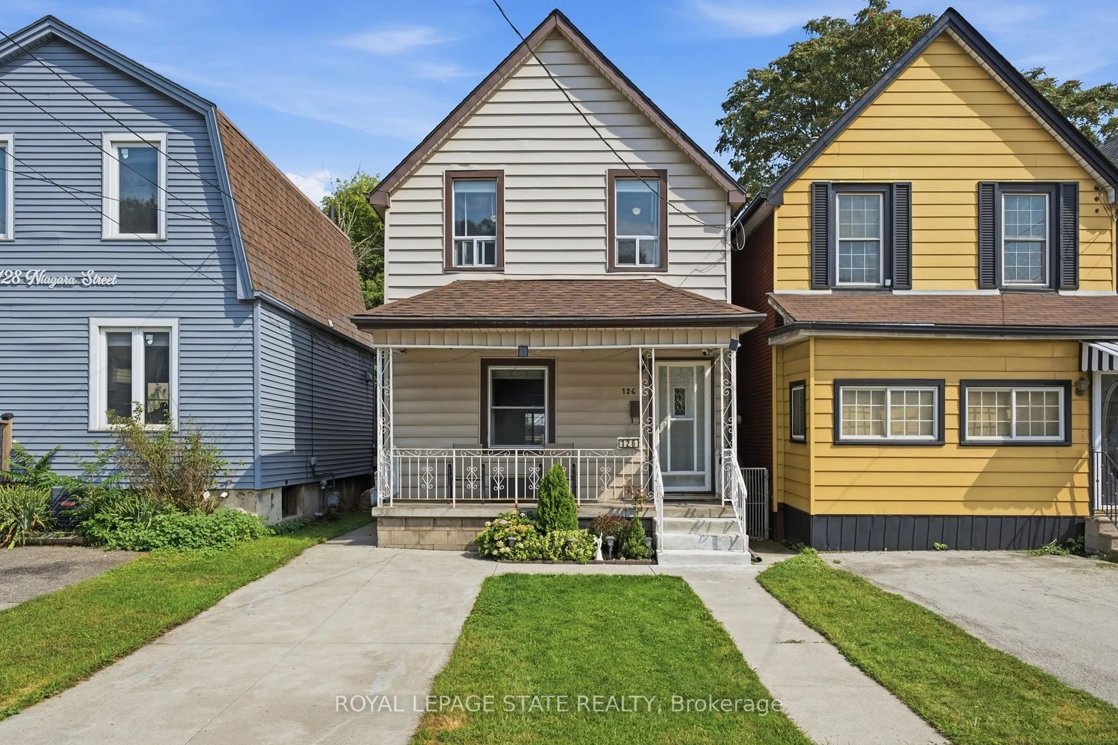 Home with vinyl exterior material, street for 126 Niagara St, Hamilton Ontario L8L 6A7