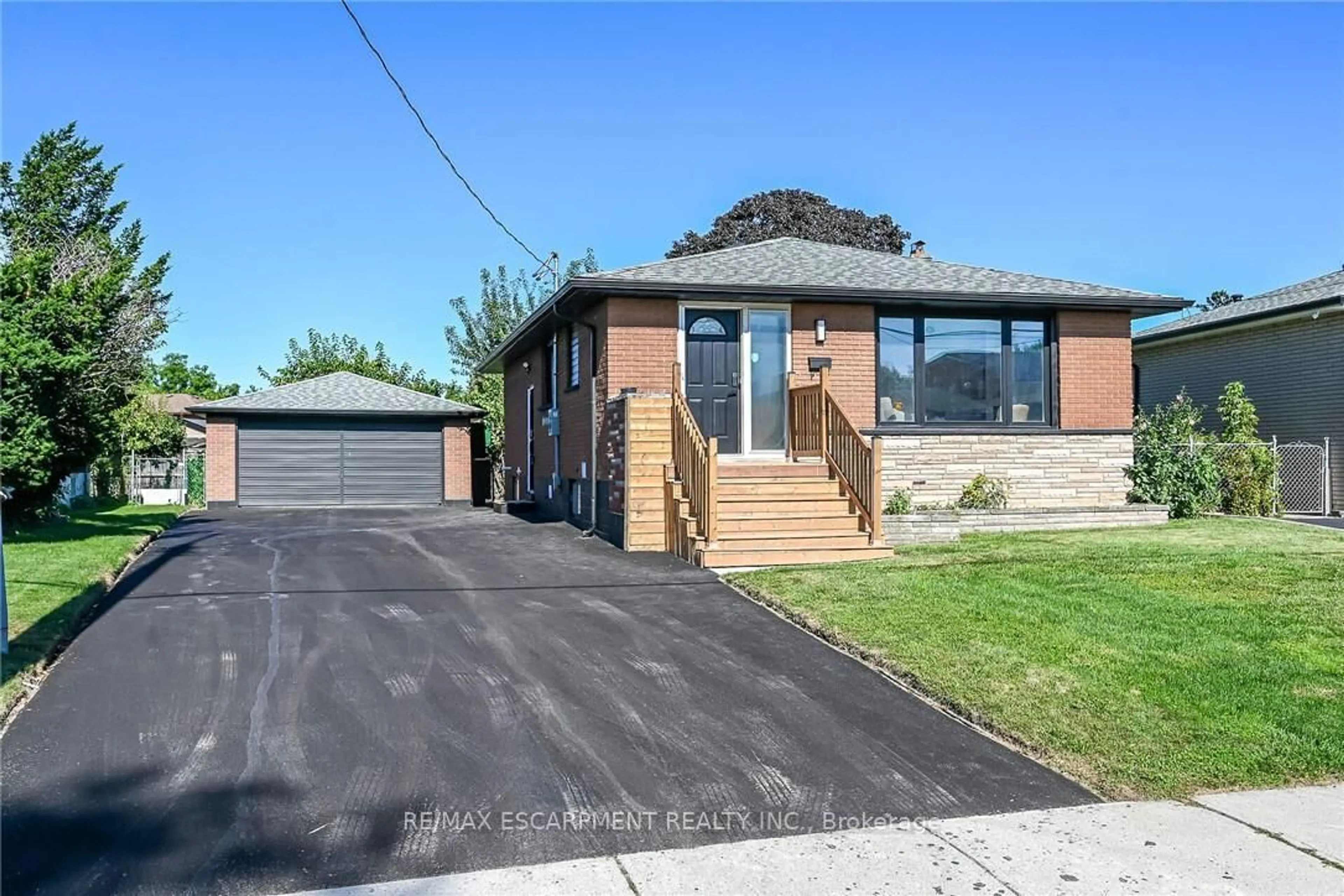 Home with brick exterior material, street for 135 NUGENT Dr, Hamilton Ontario L8H 2N3