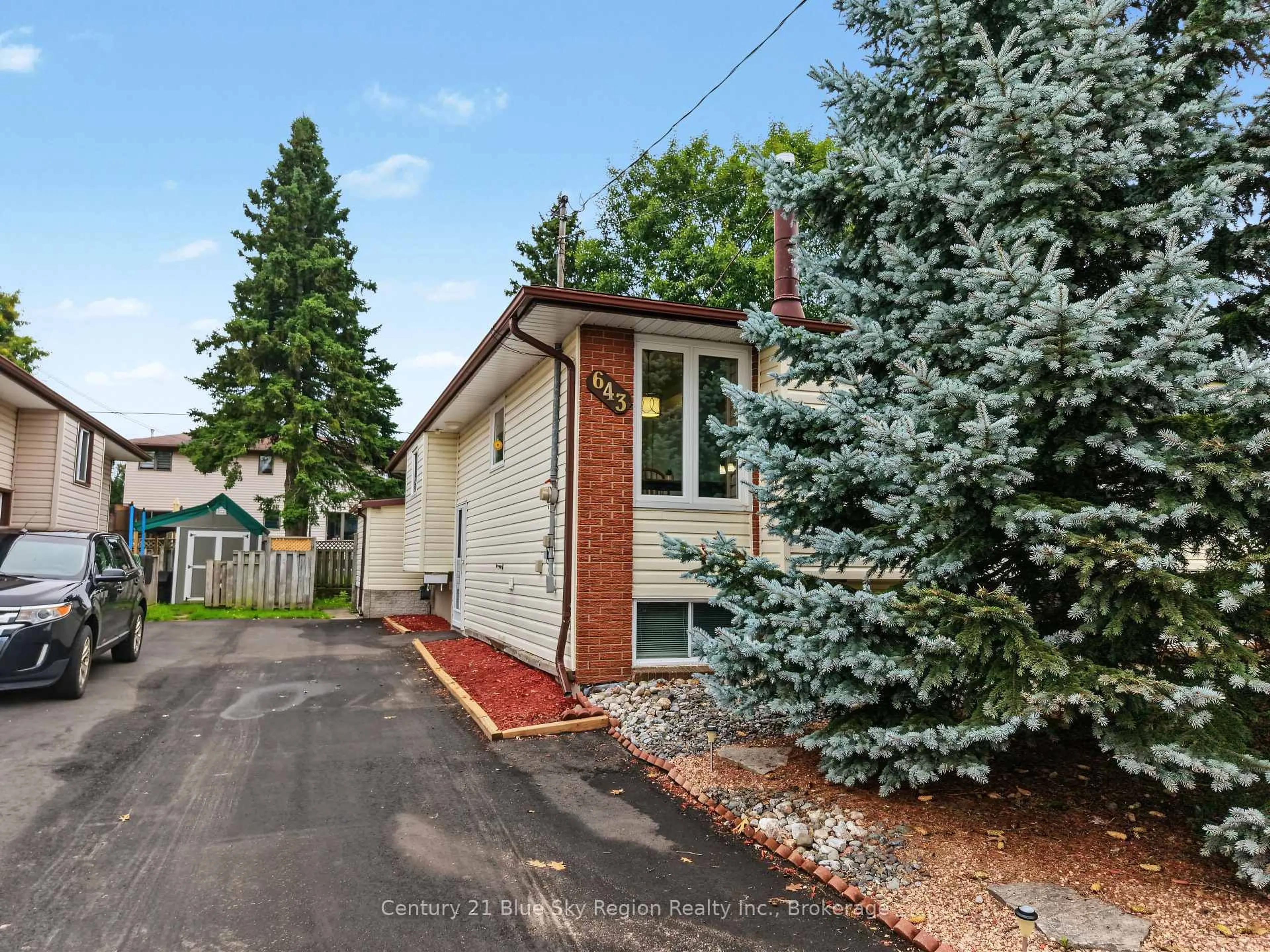 Unknown for 643 Robarts Ave, North Bay Ontario P1B 7E5