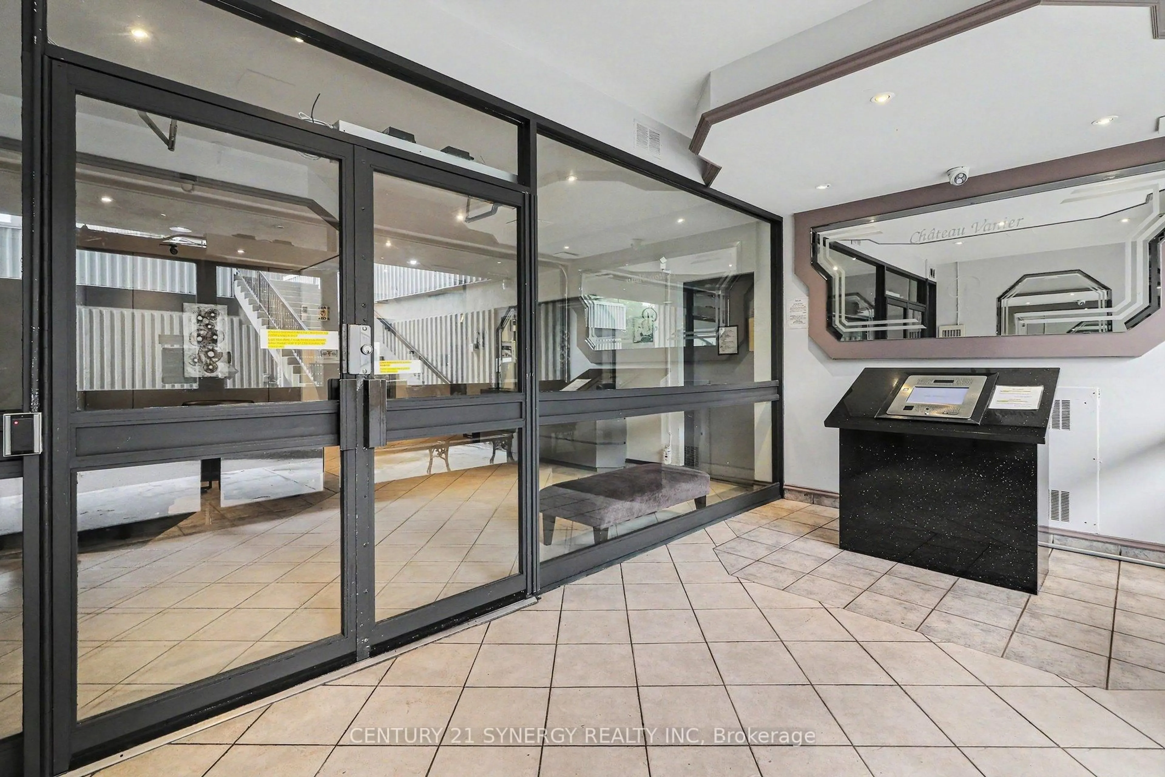 Indoor foyer for 158B McArthur Ave #1202, Ottawa Ontario K1L 8C9