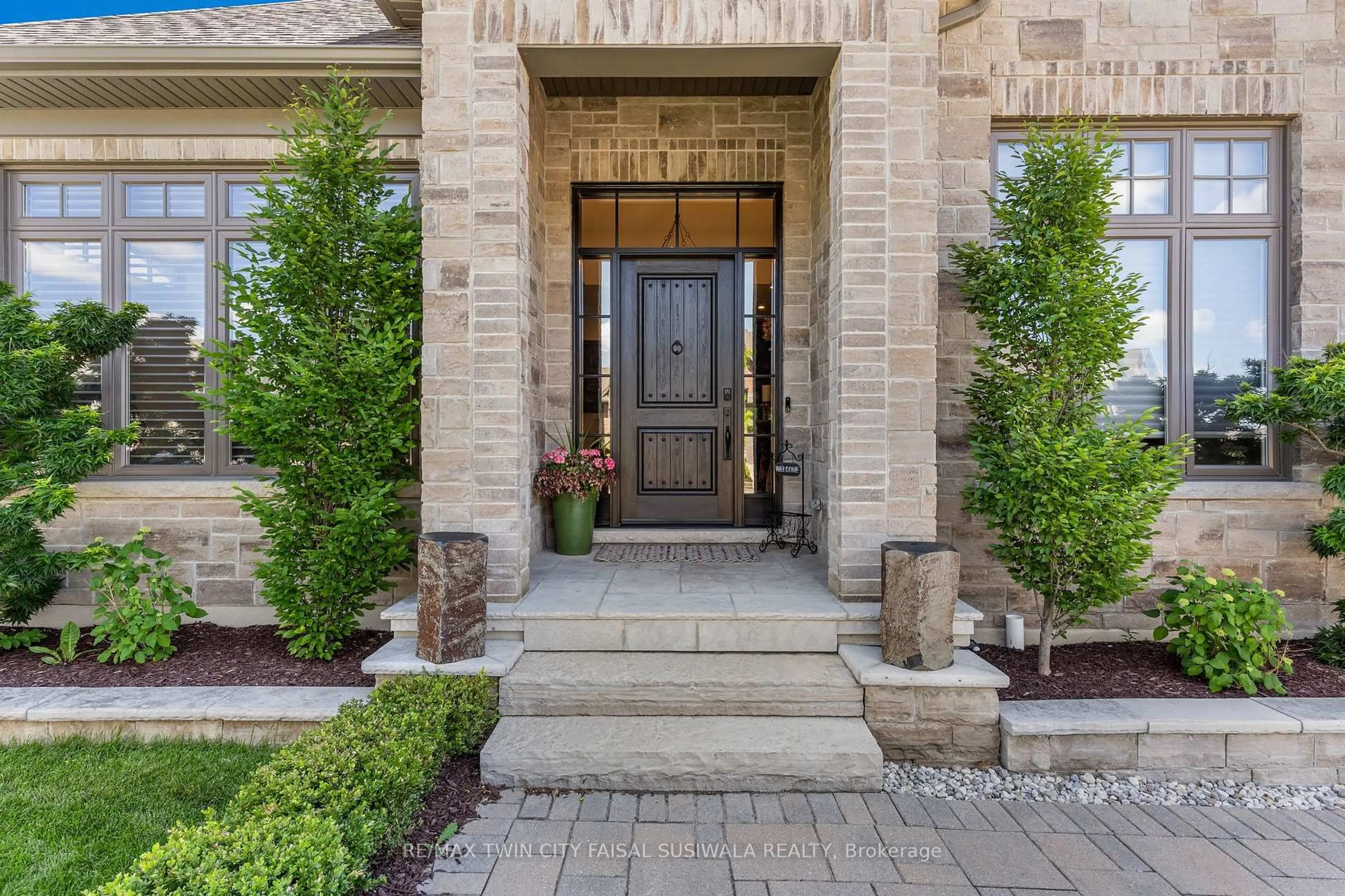 Indoor entryway for 44 Pioneer Ridge Dr, Kitchener Ontario N2P 0G6
