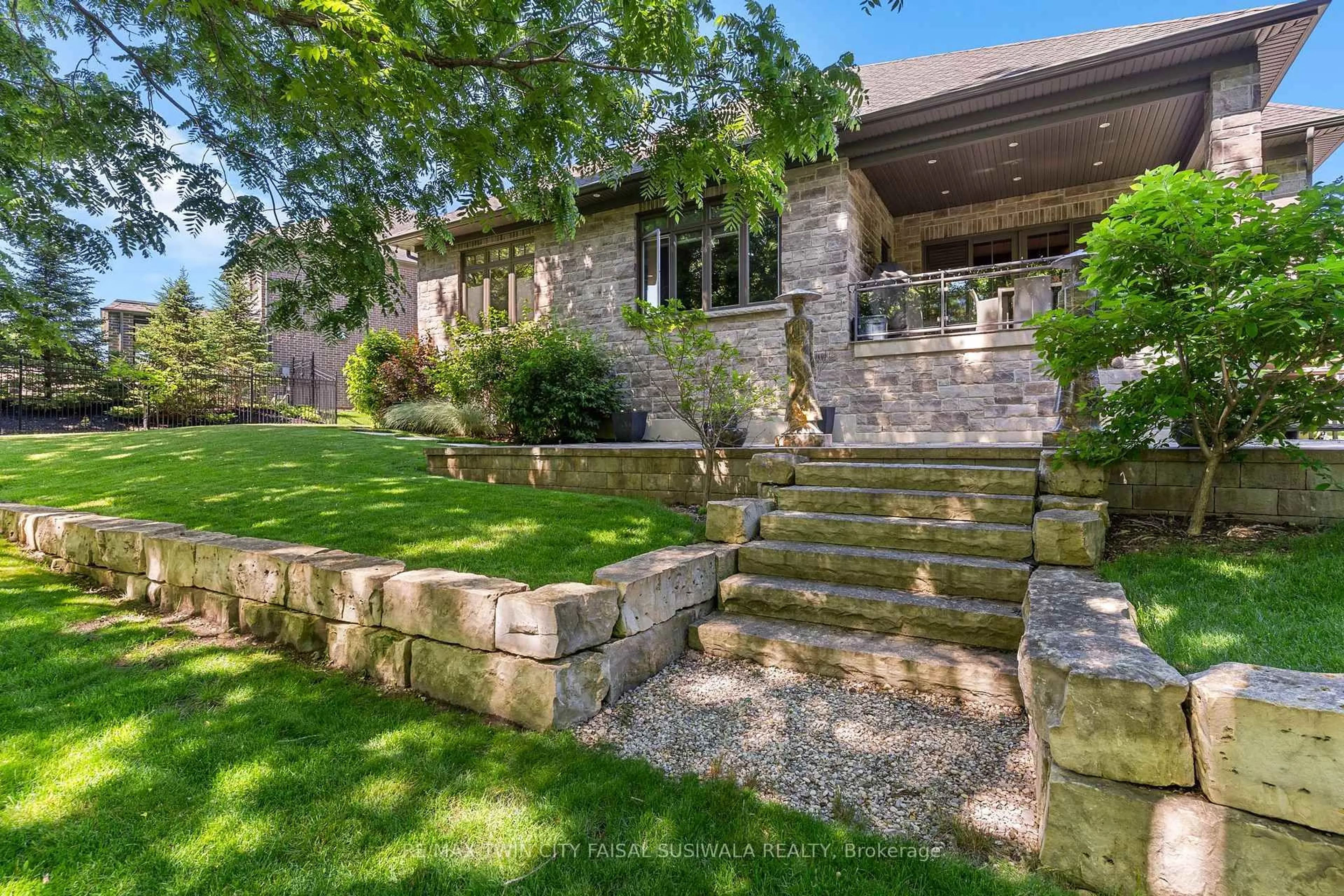 A pic from outside/outdoor area/front of a property/back of a property/a pic from drone, street for 44 Pioneer Ridge Dr, Kitchener Ontario N2P 0G6