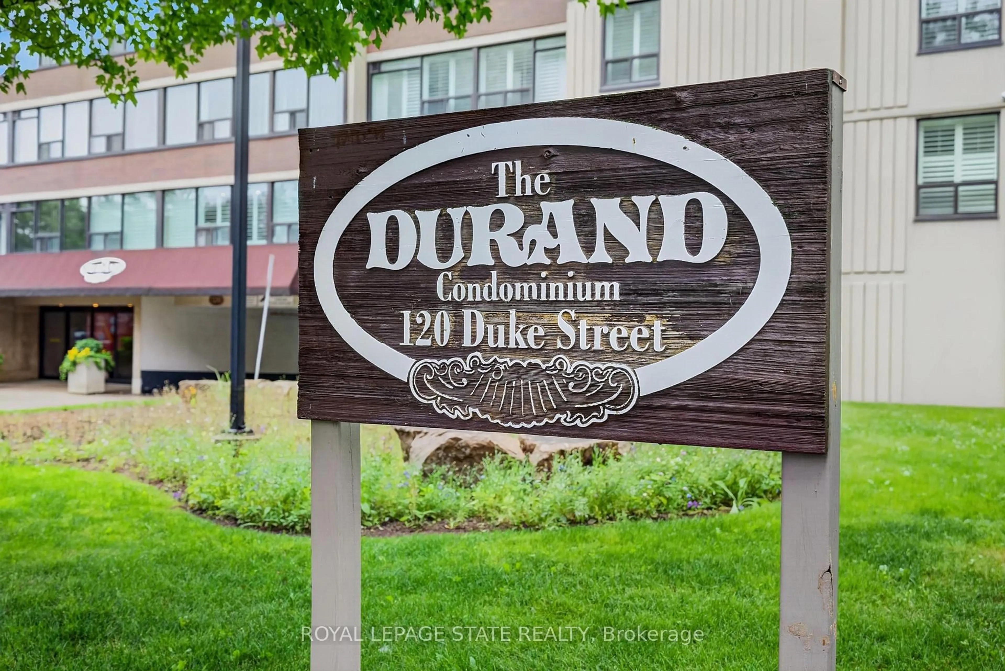 Standard kitchen, wood/laminate floor for 120 Duke St #1106, Hamilton Ontario L8P 4T1