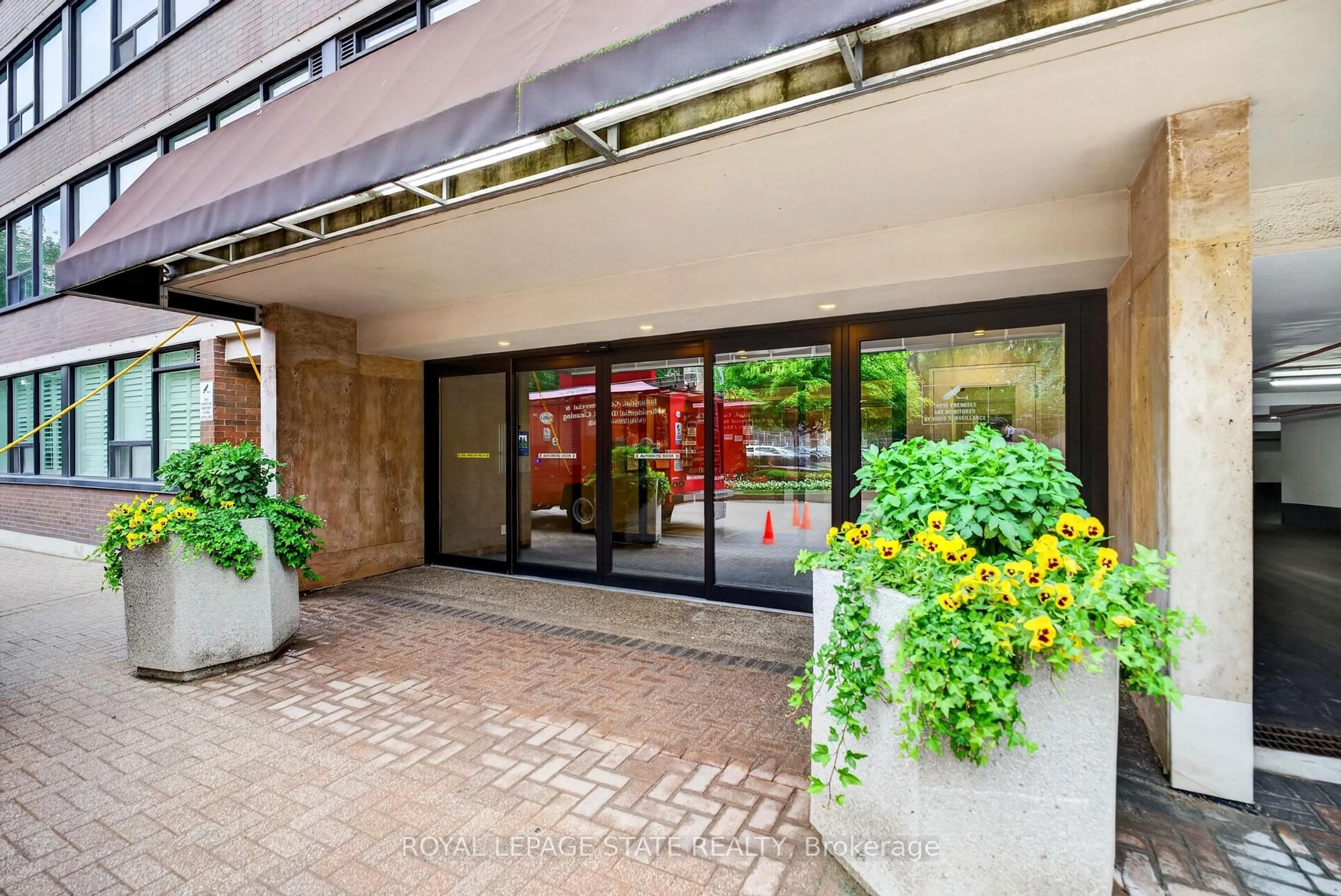 Indoor foyer for 120 Duke St #1106, Hamilton Ontario L8P 4T1