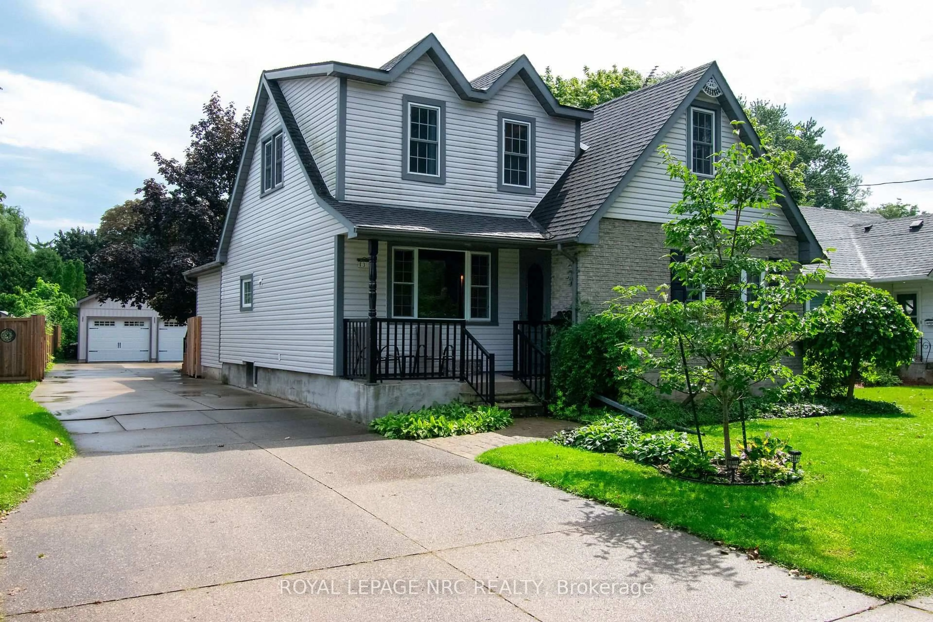 Home with vinyl exterior material, street for 36 MAPLEWOOD Dr, St. Catharines Ontario L2M 3P1