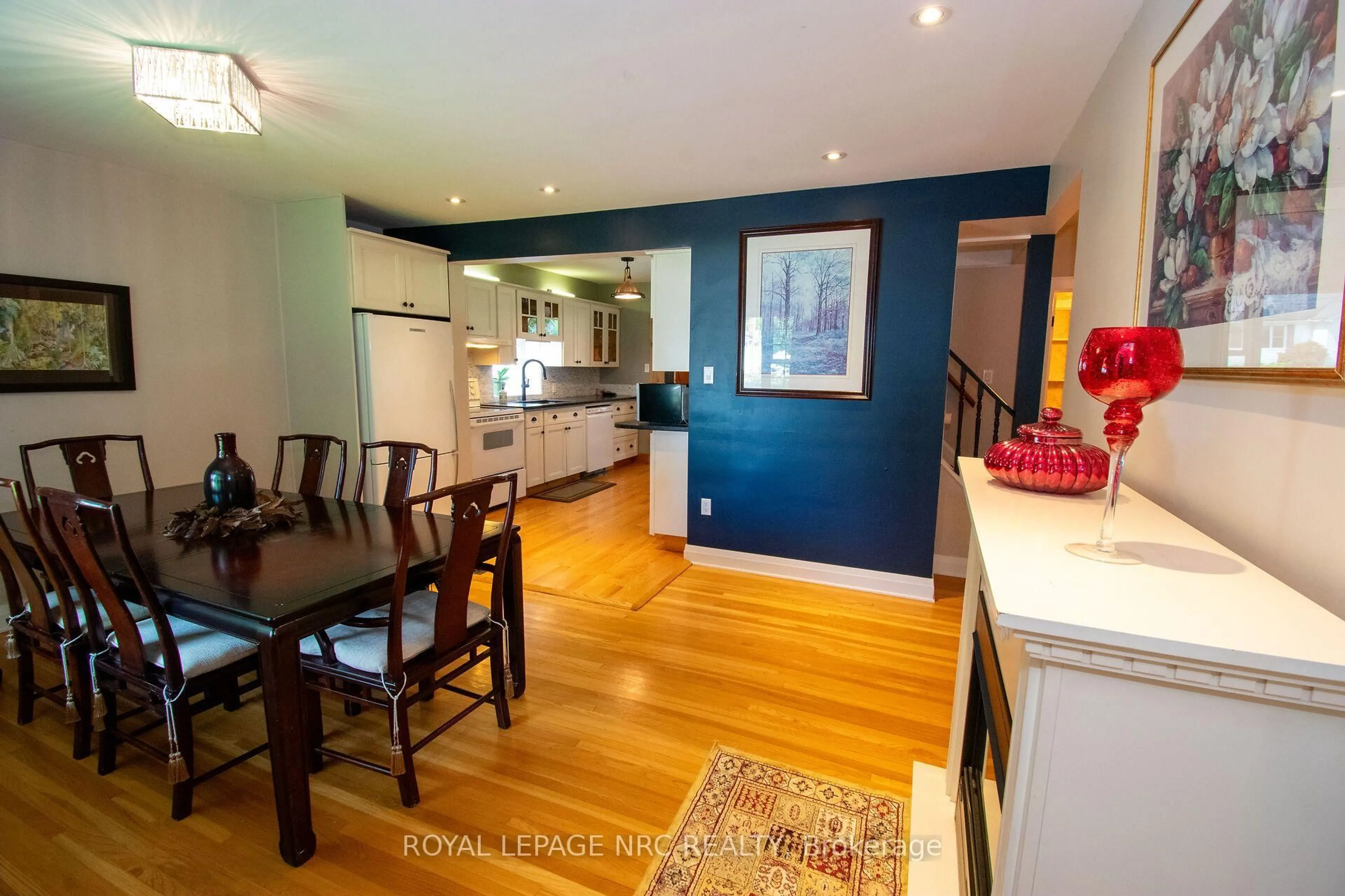 Open concept kitchen, wood/laminate floor for 36 MAPLEWOOD Dr, St. Catharines Ontario L2M 3P1