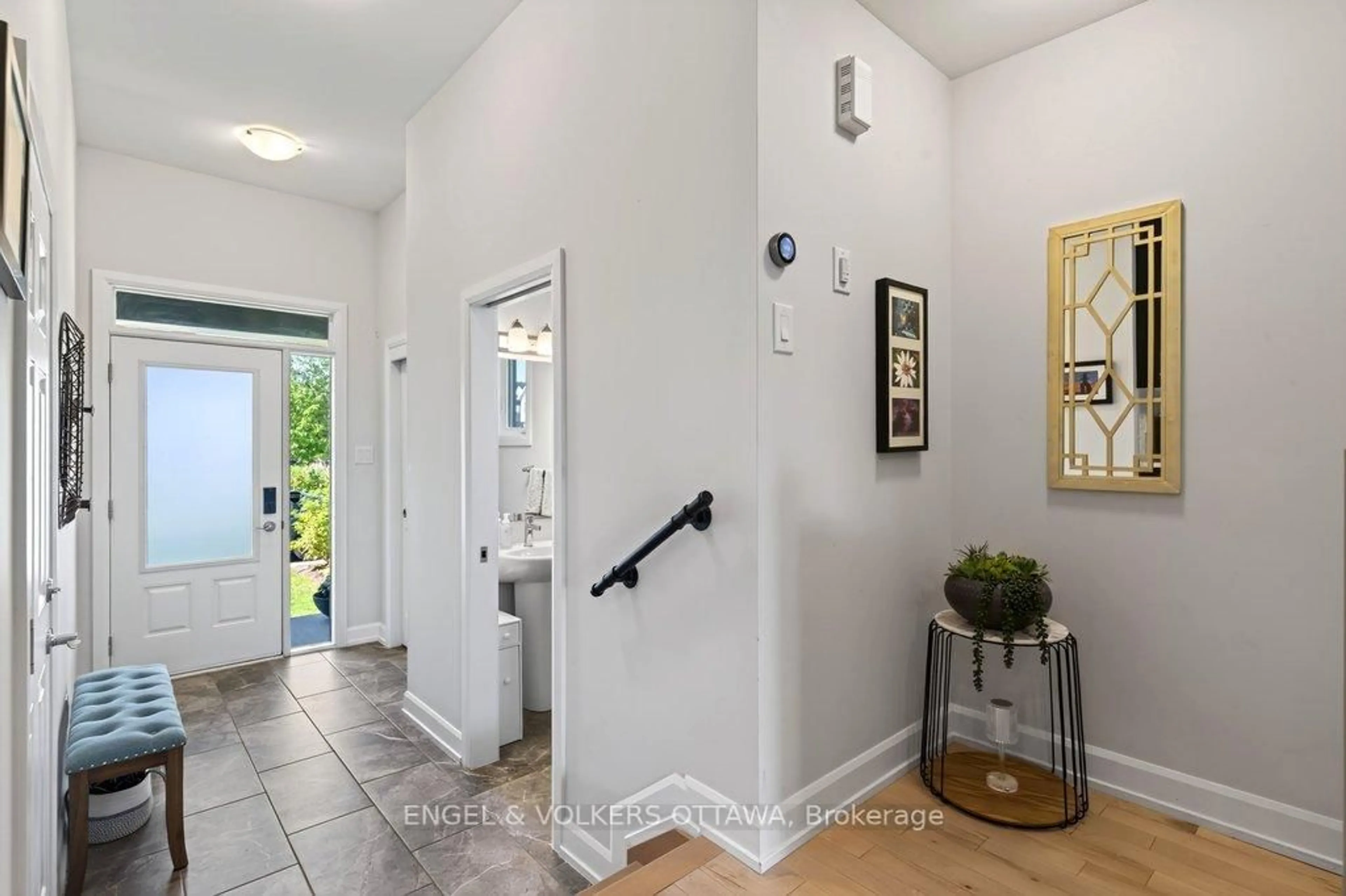 Indoor entryway for 413 Premiere Lane, Clarence-Rockland Ontario K4K 0M7