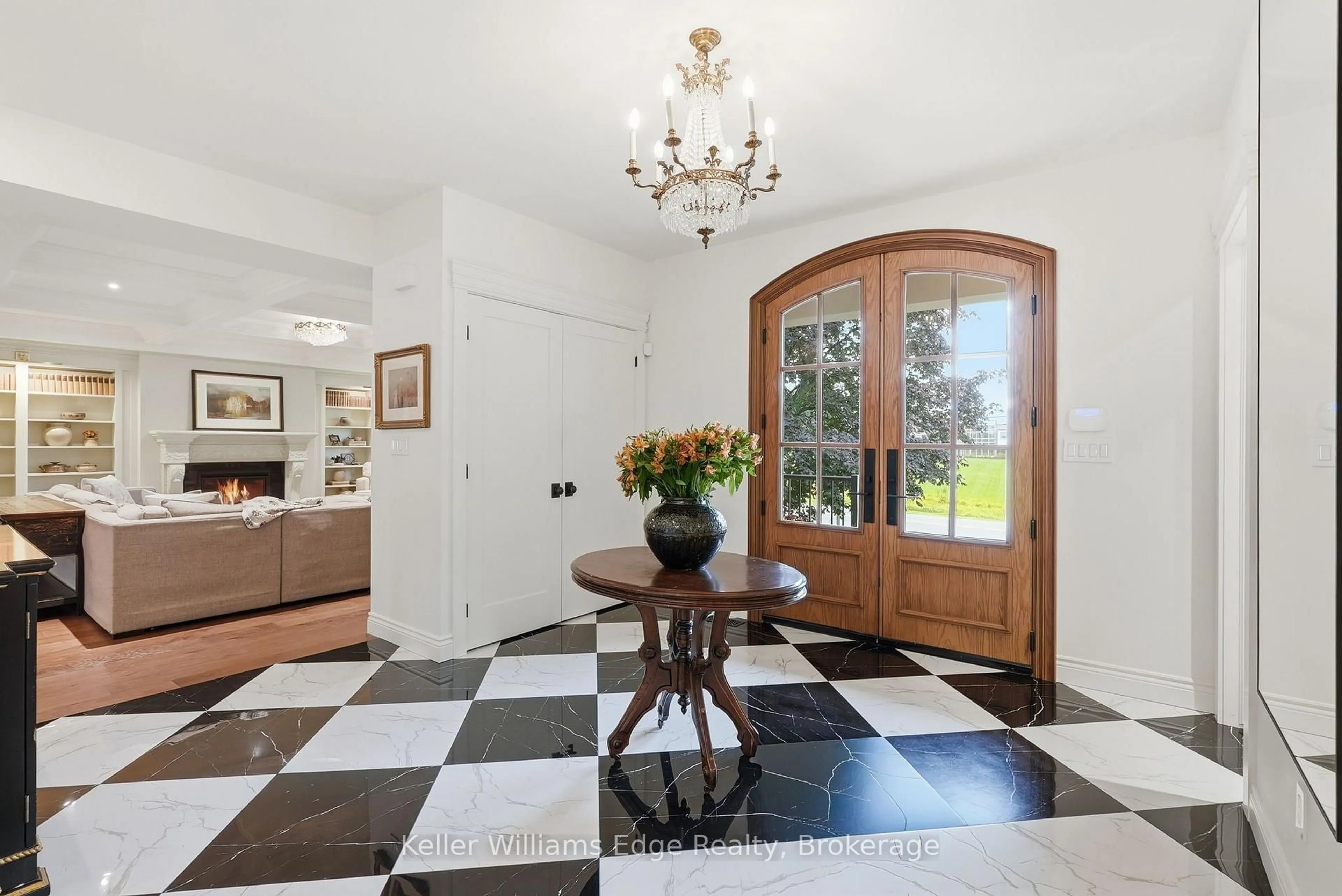 Indoor foyer for 97 Glancaster Rd, Hamilton Ontario L9G 3K9