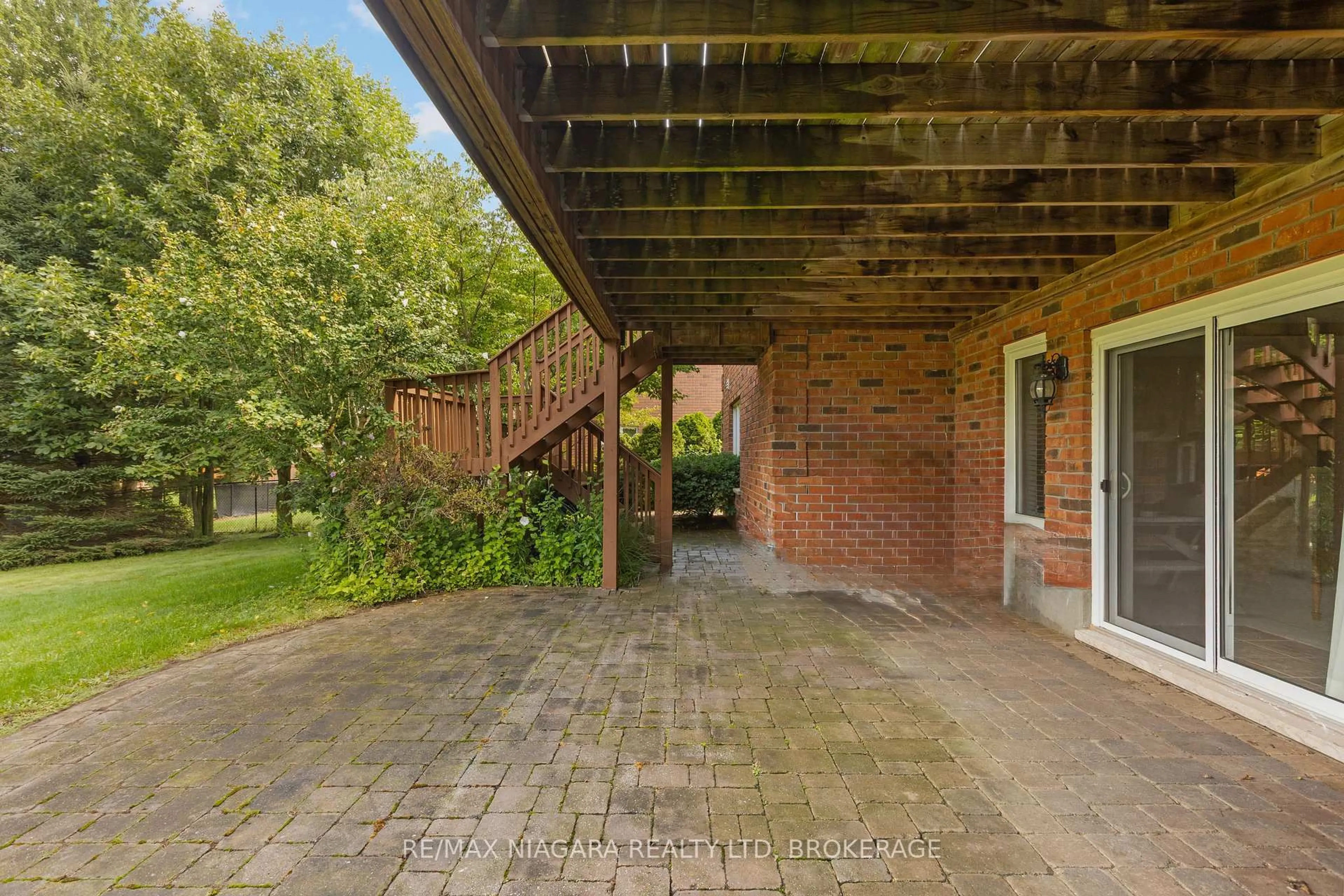 Patio, street for 16 Cherry Ridge Blvd, Pelham Ontario L0S 1C0