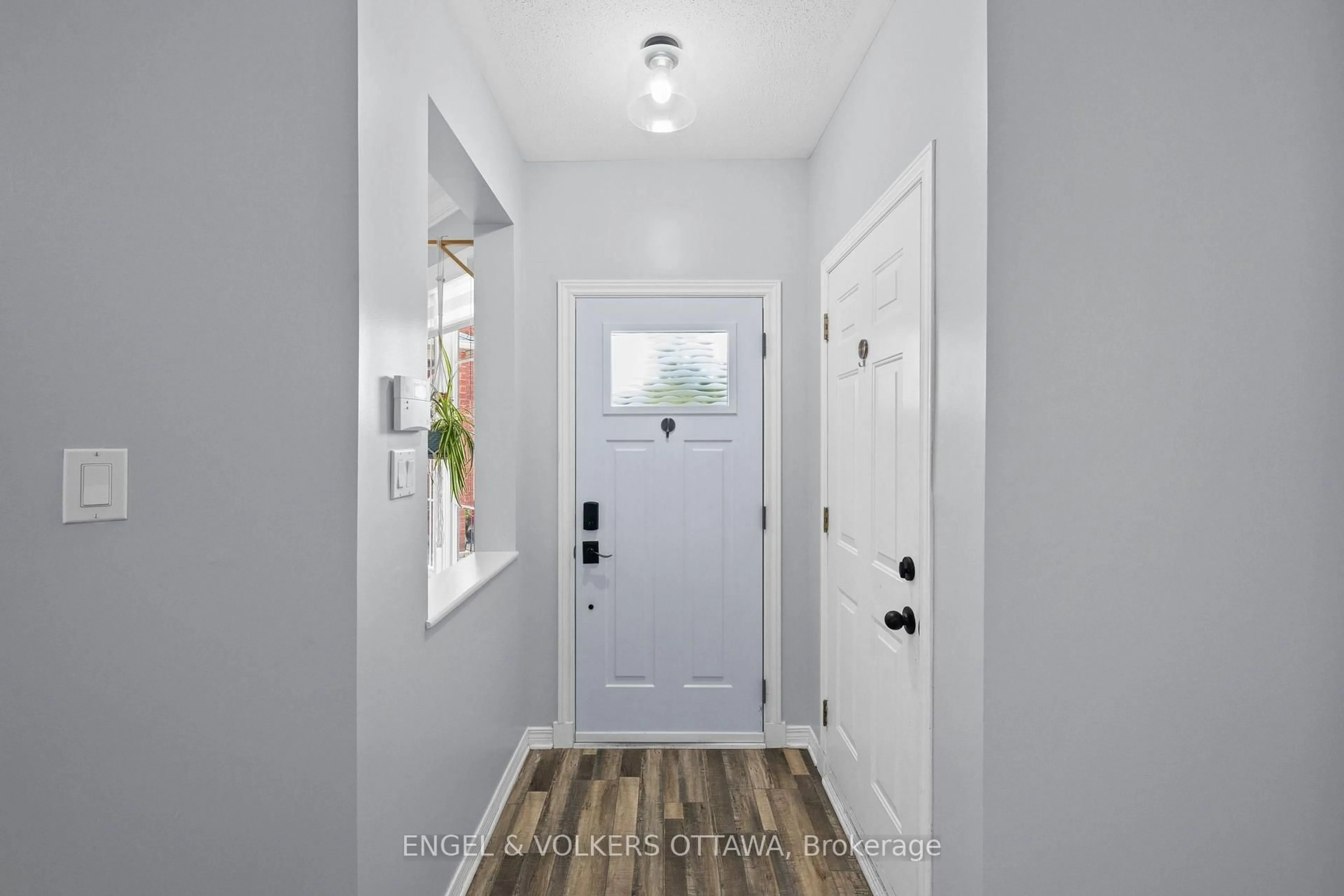 Indoor entryway for 1121 Rocky Harbour Cres, Ottawa Ontario K1V 1V4