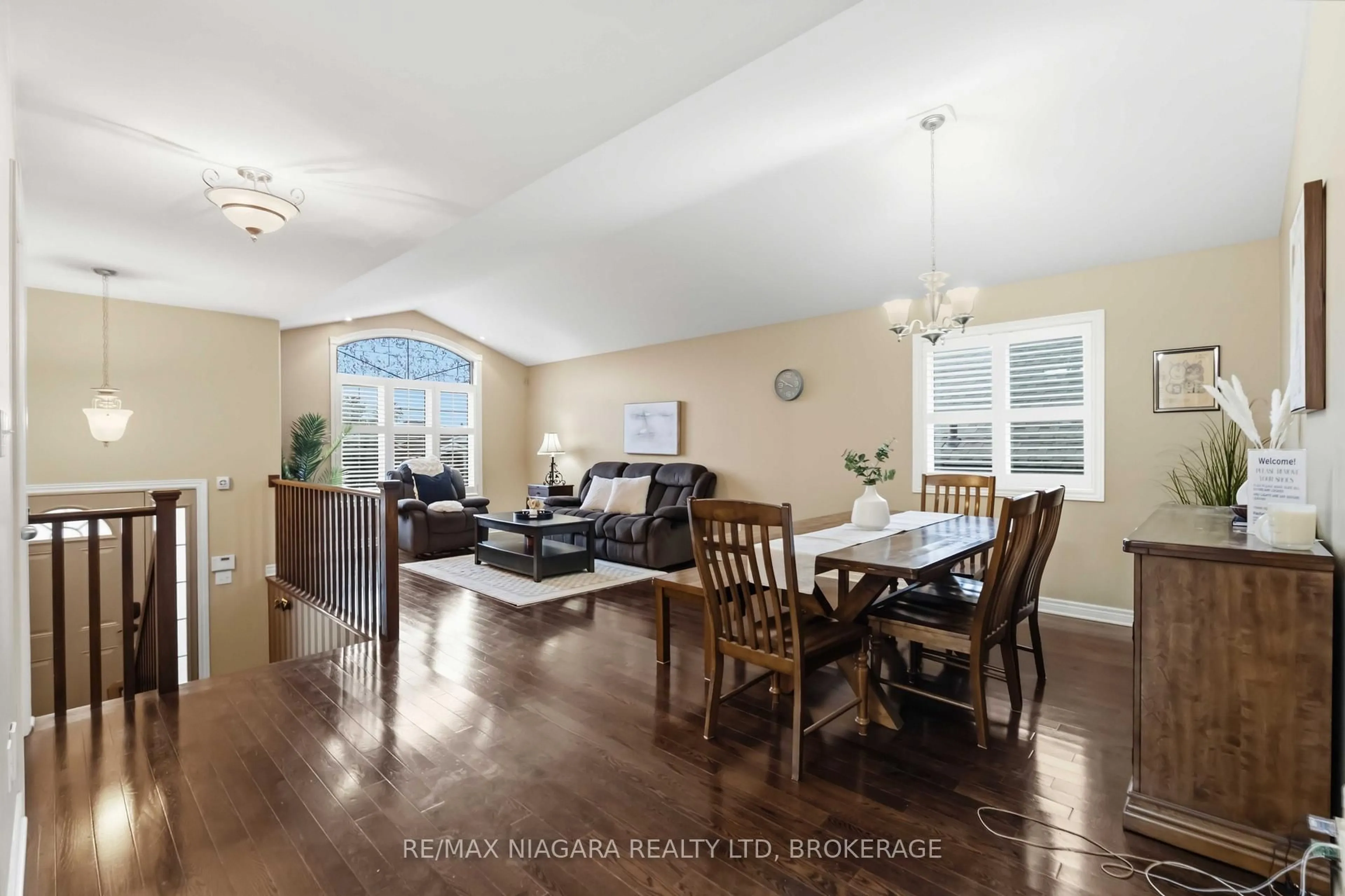 Dining room, wood/laminate floor for 8340 Racey Ave, Niagara Falls Ontario L2H 3M7