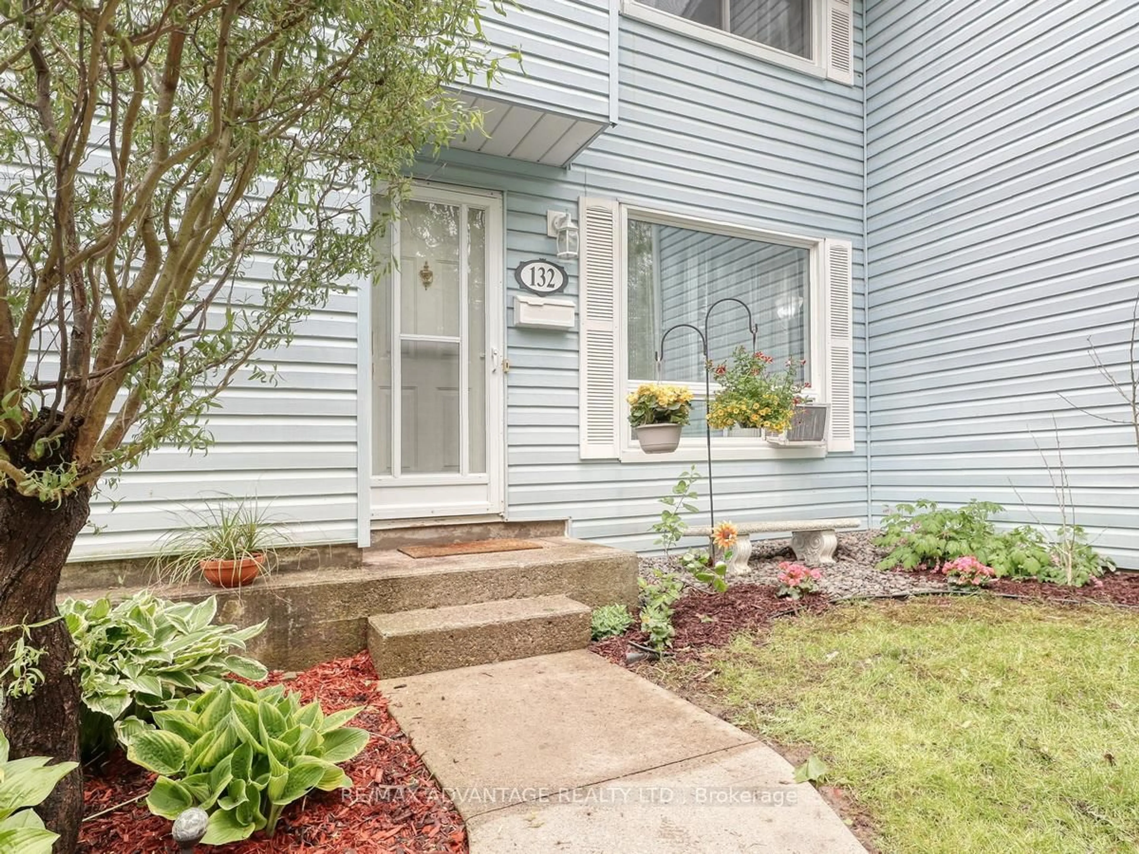 Indoor entryway for 132 Monmore Rd, London North Ontario N6G 3A6