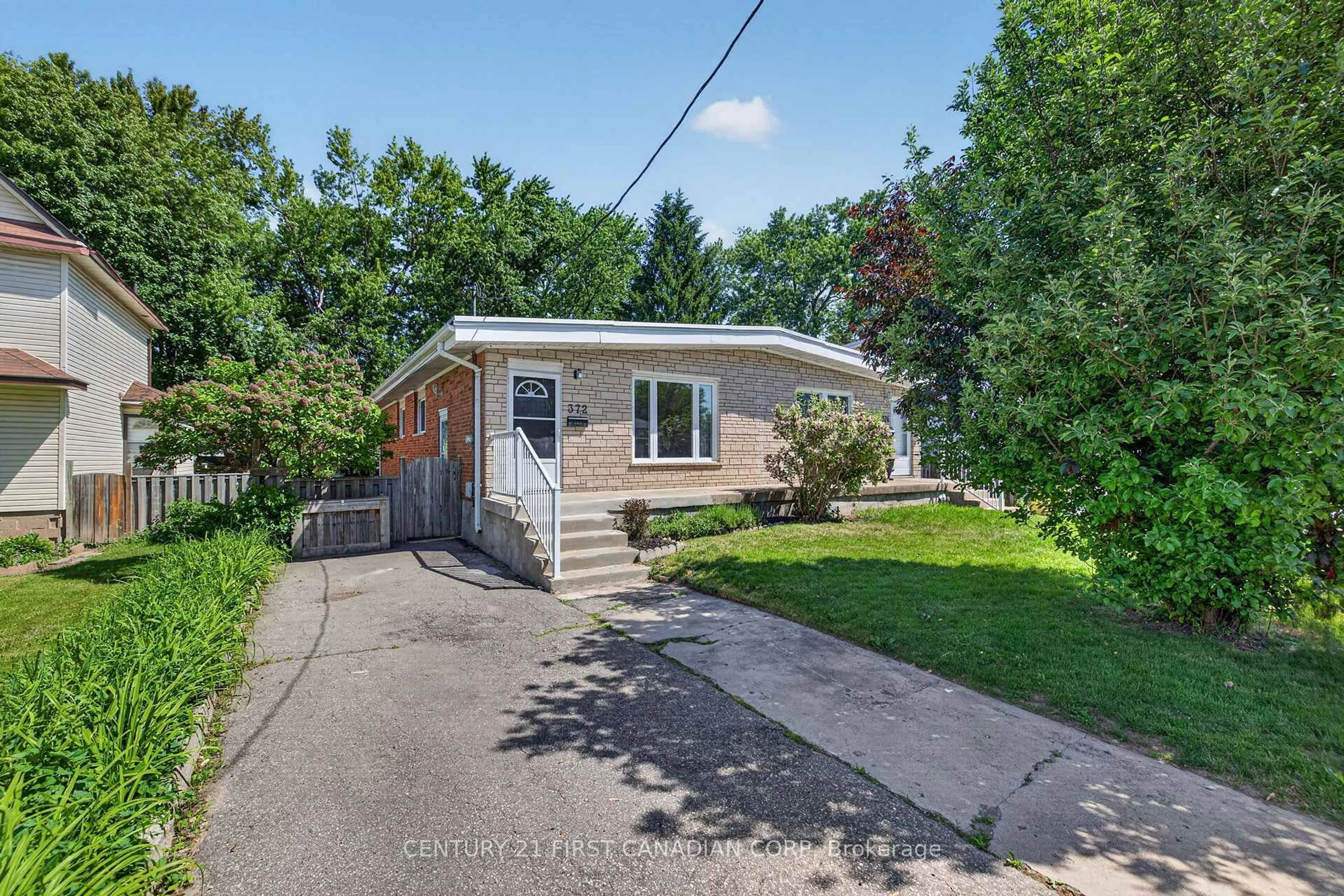 A pic from outside/outdoor area/front of a property/back of a property/a pic from drone, street for 372 Dieppe St, London South Ontario N5Z 3A6
