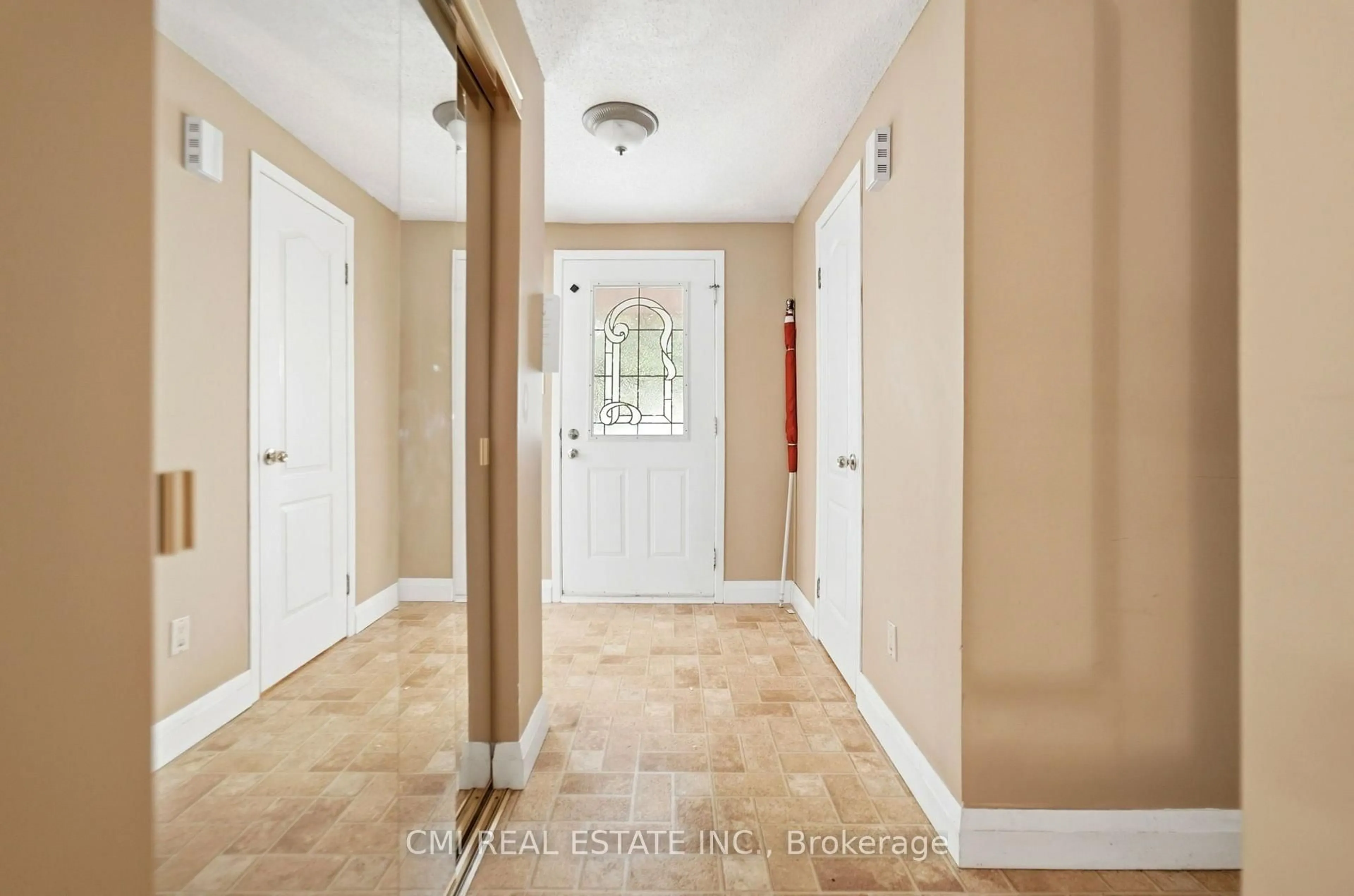 Indoor entryway for 155 Foxhunt Rd, Waterloo Ontario N2K 2R8