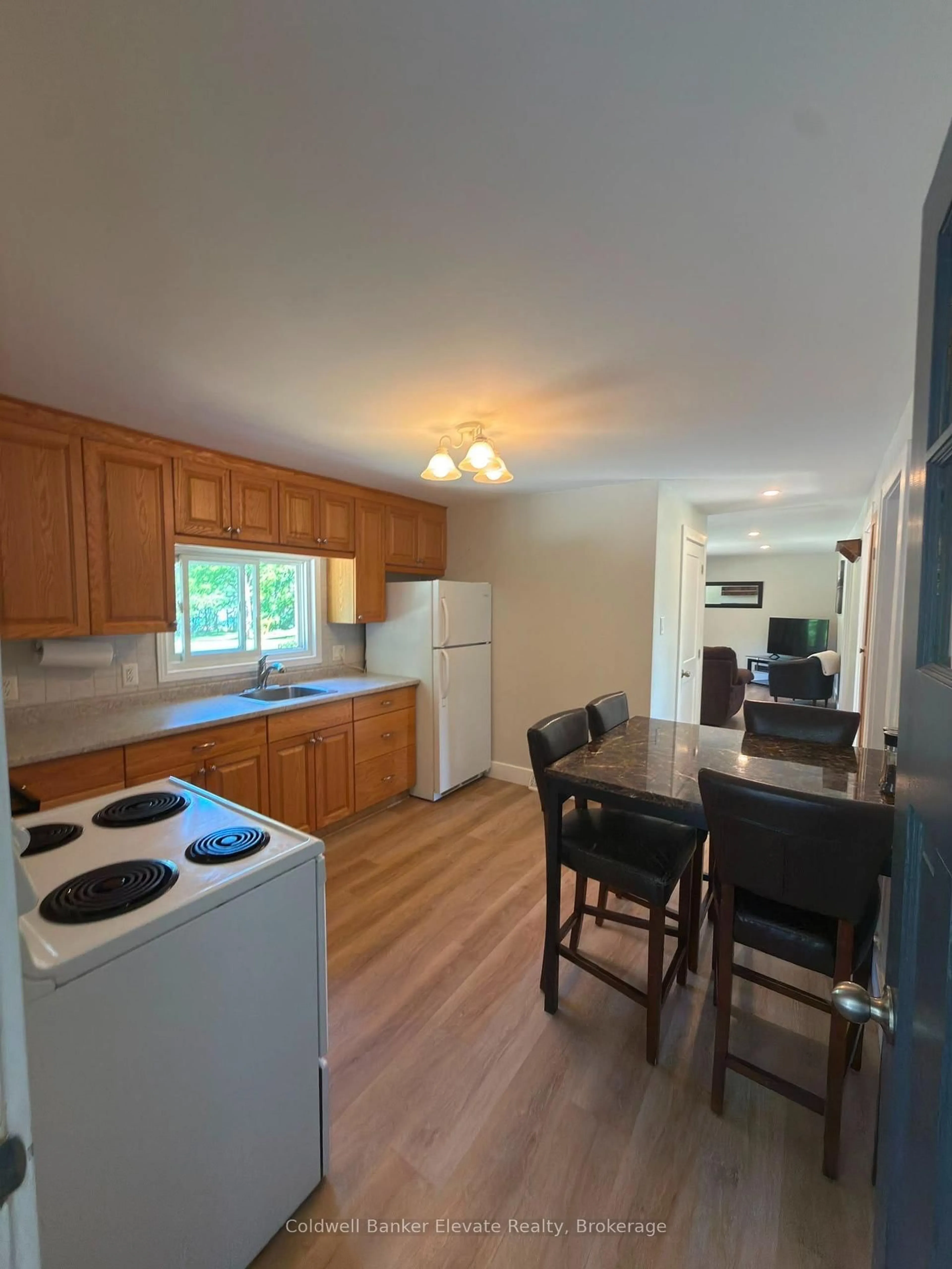 Standard kitchen, wood/laminate floor for 1625 5th Ave, Owen Sound Ontario N4K 2S3
