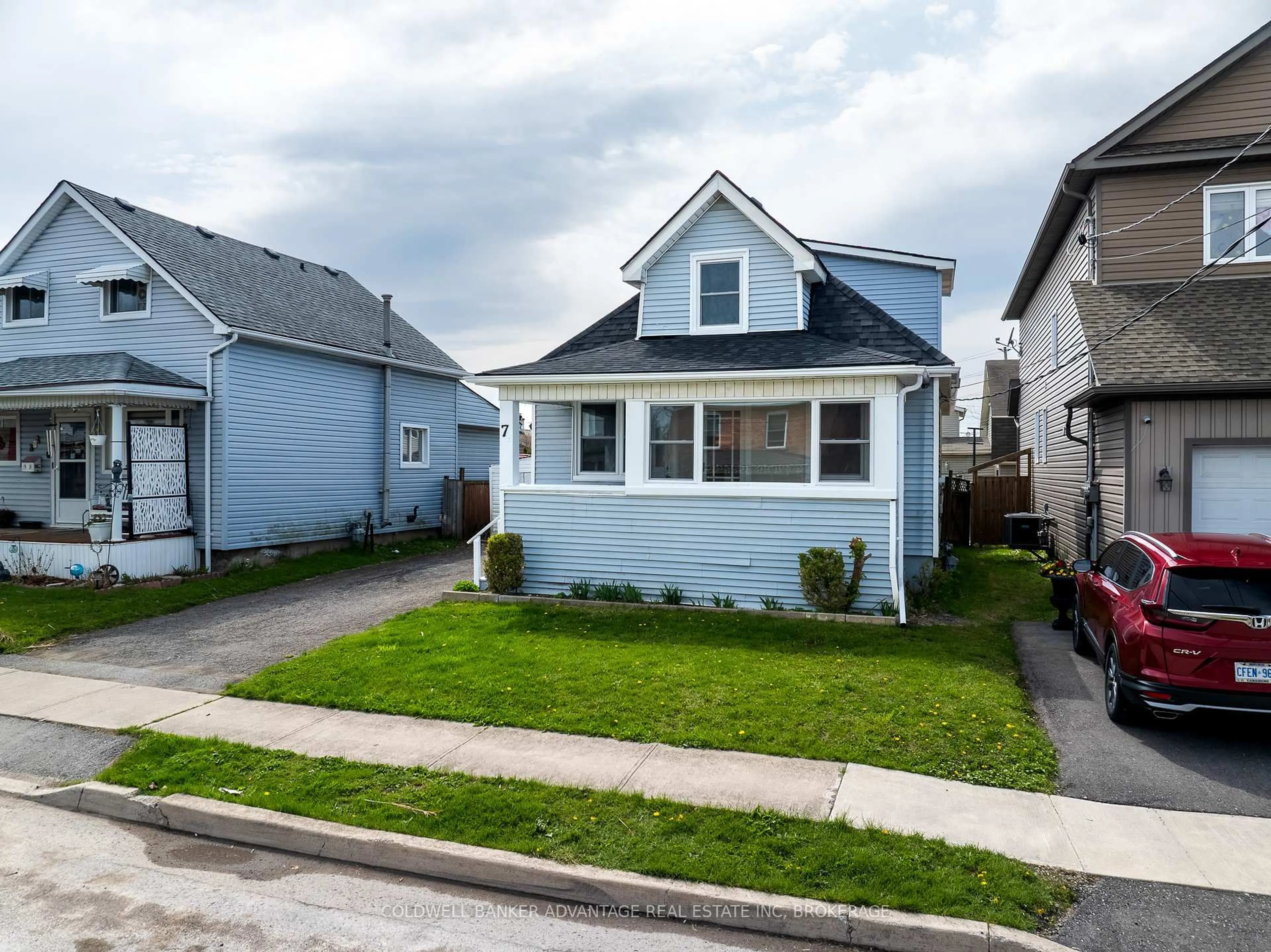 A pic from outside/outdoor area/front of a property/back of a property/a pic from drone, street for 7 Battle St, Thorold Ontario L2V 3W3