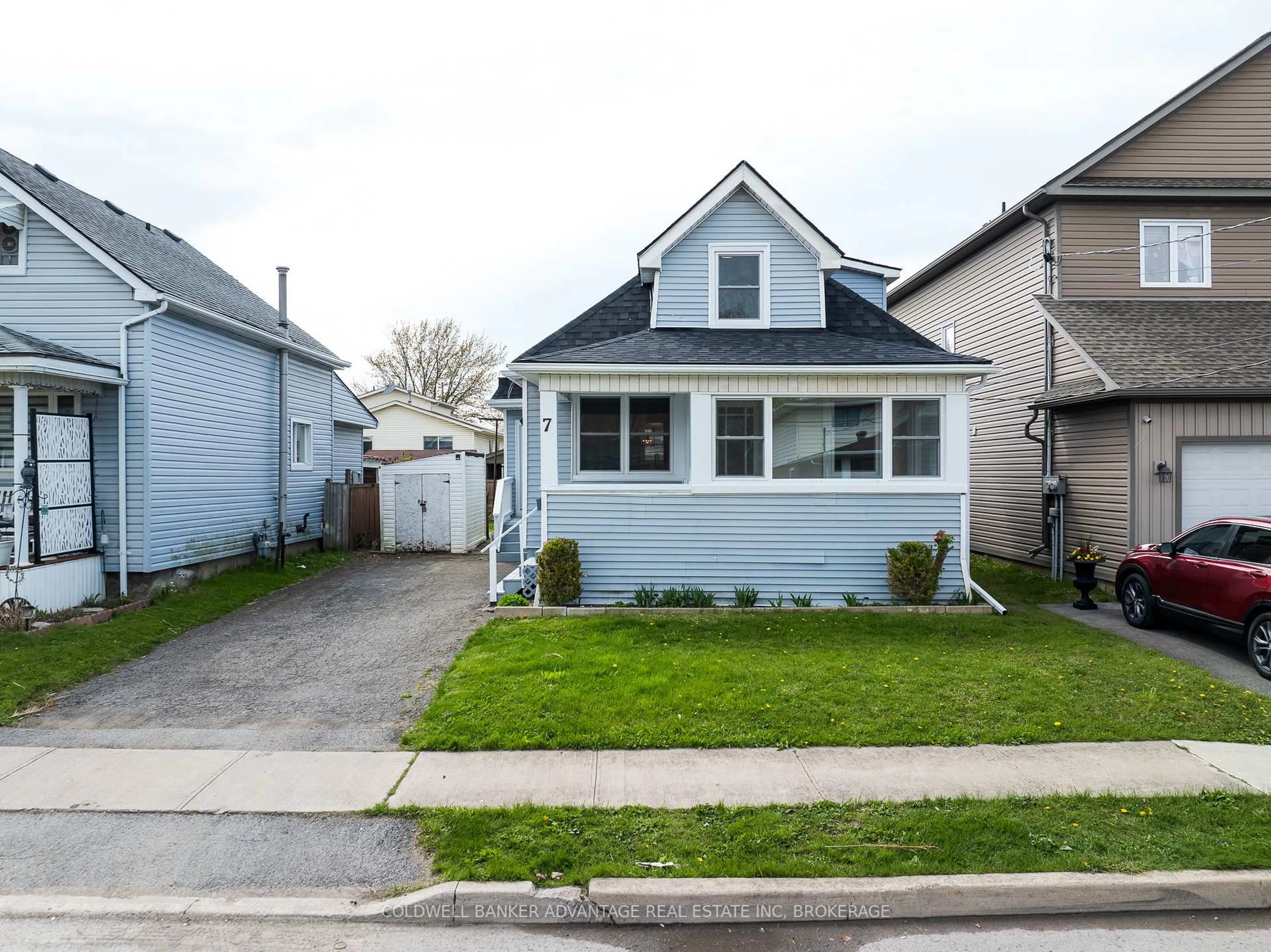 Home with vinyl exterior material, street for 7 Battle St, Thorold Ontario L2V 3W3