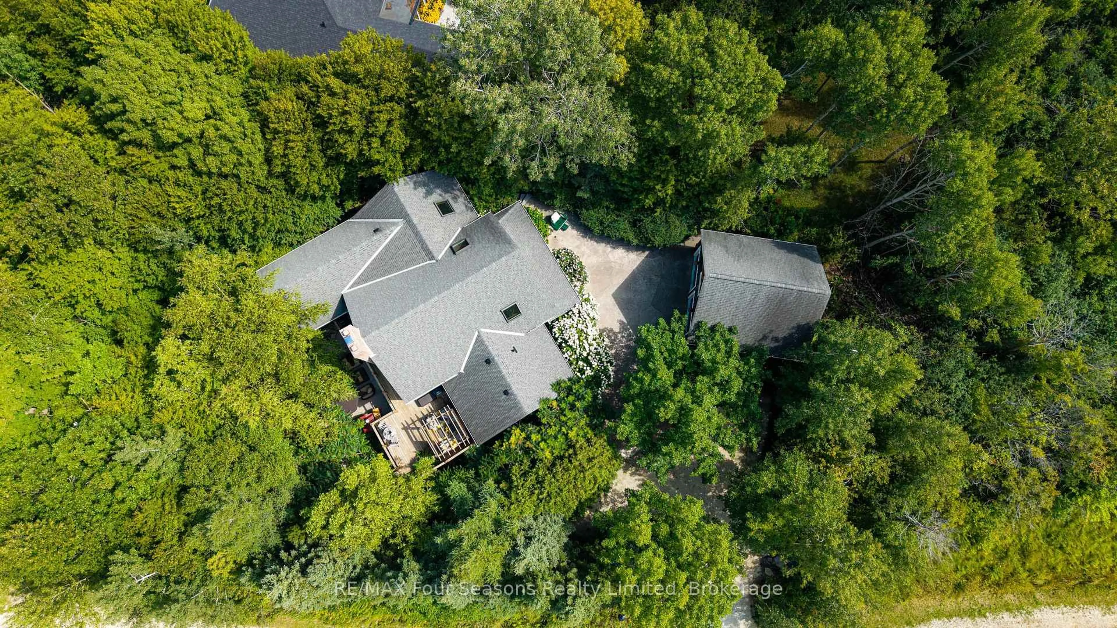 A pic from outside/outdoor area/front of a property/back of a property/a pic from drone, unknown for 129 Davos Dr, Blue Mountains Ontario L9Y 0S9
