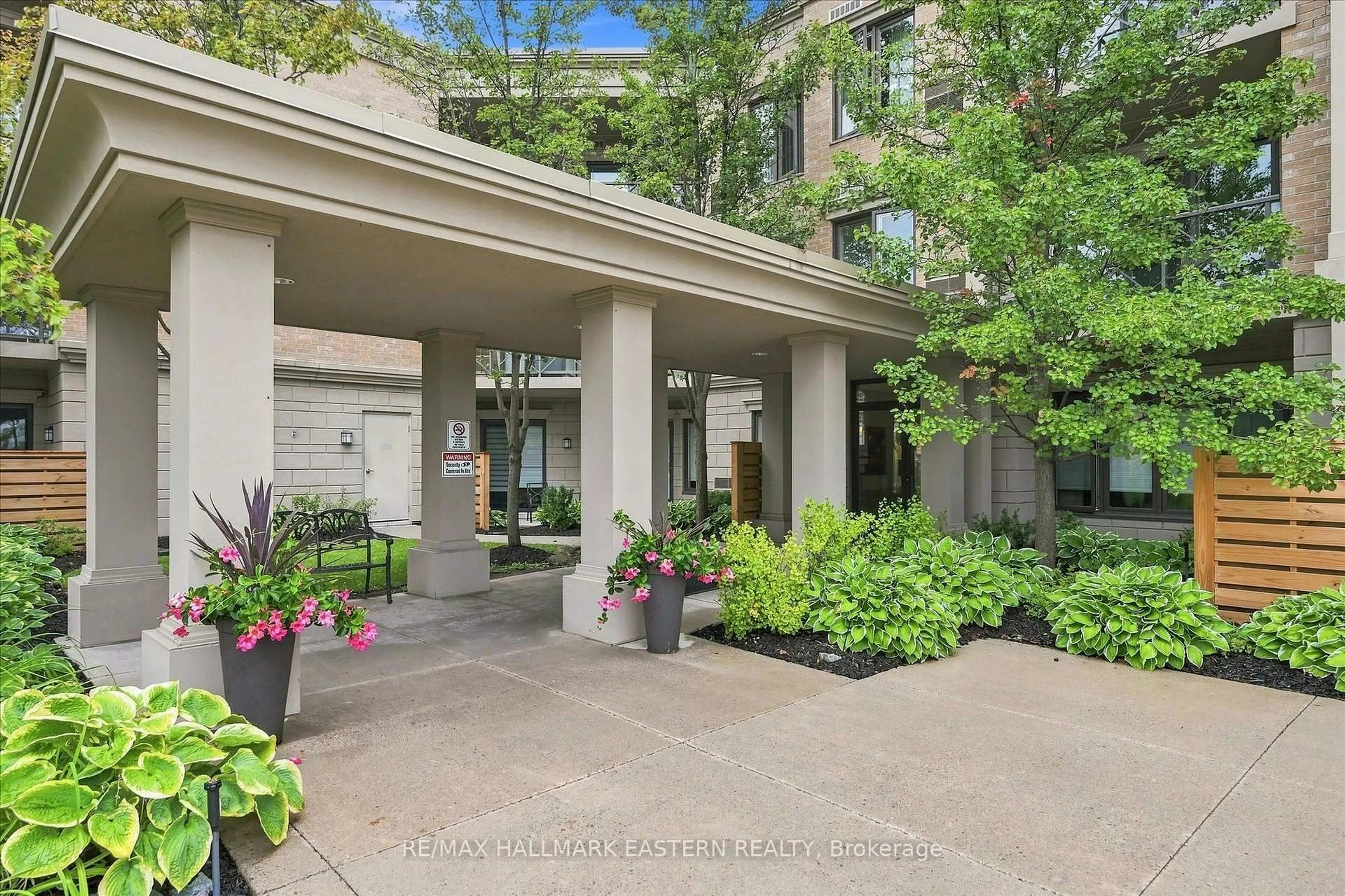 Indoor foyer for 869 Clonsilla Ave #PH16, Peterborough Ontario K9J 0B7