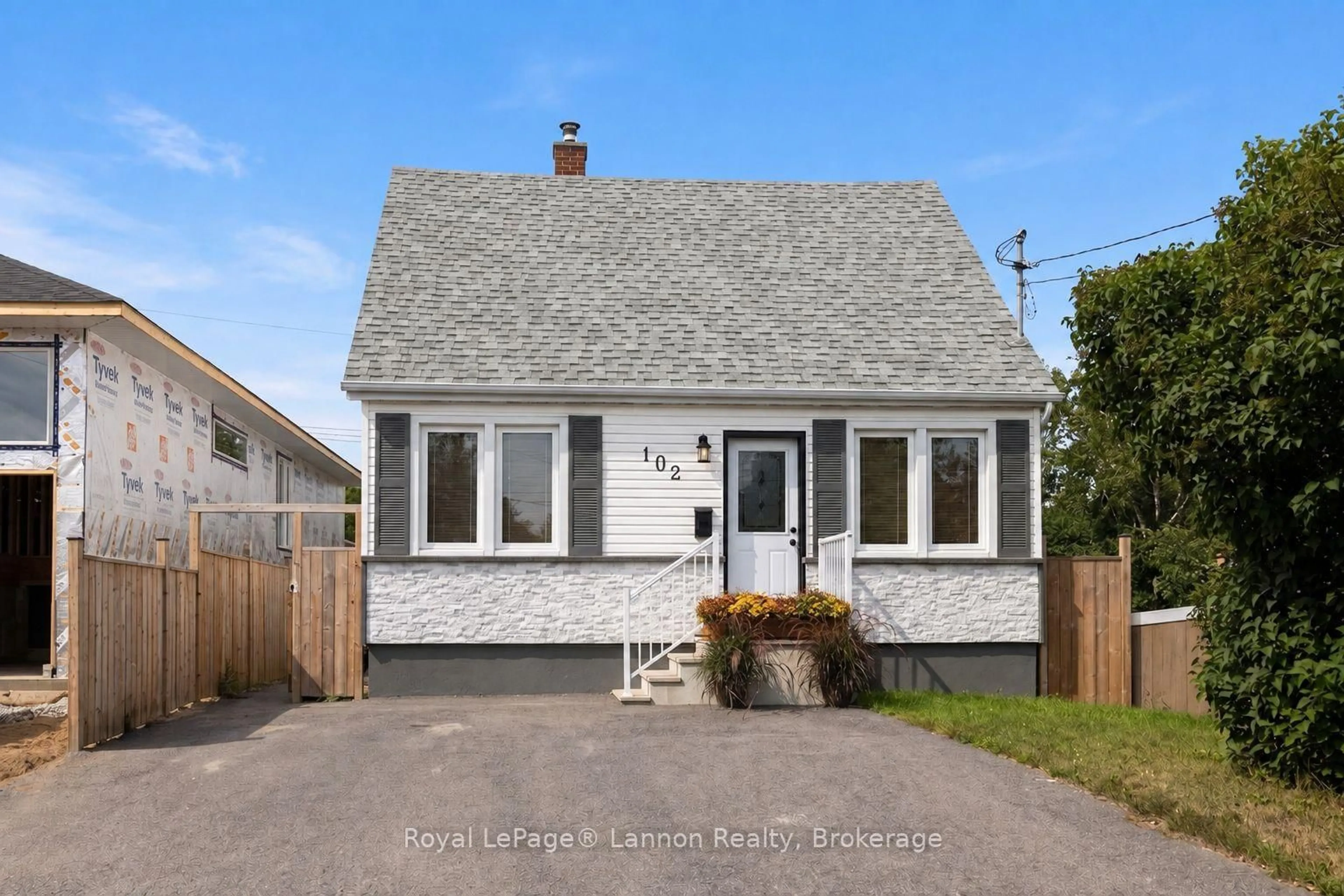 Home with vinyl exterior material, street for 102 Bruce St, Thunder Bay Ontario P7A 5W6