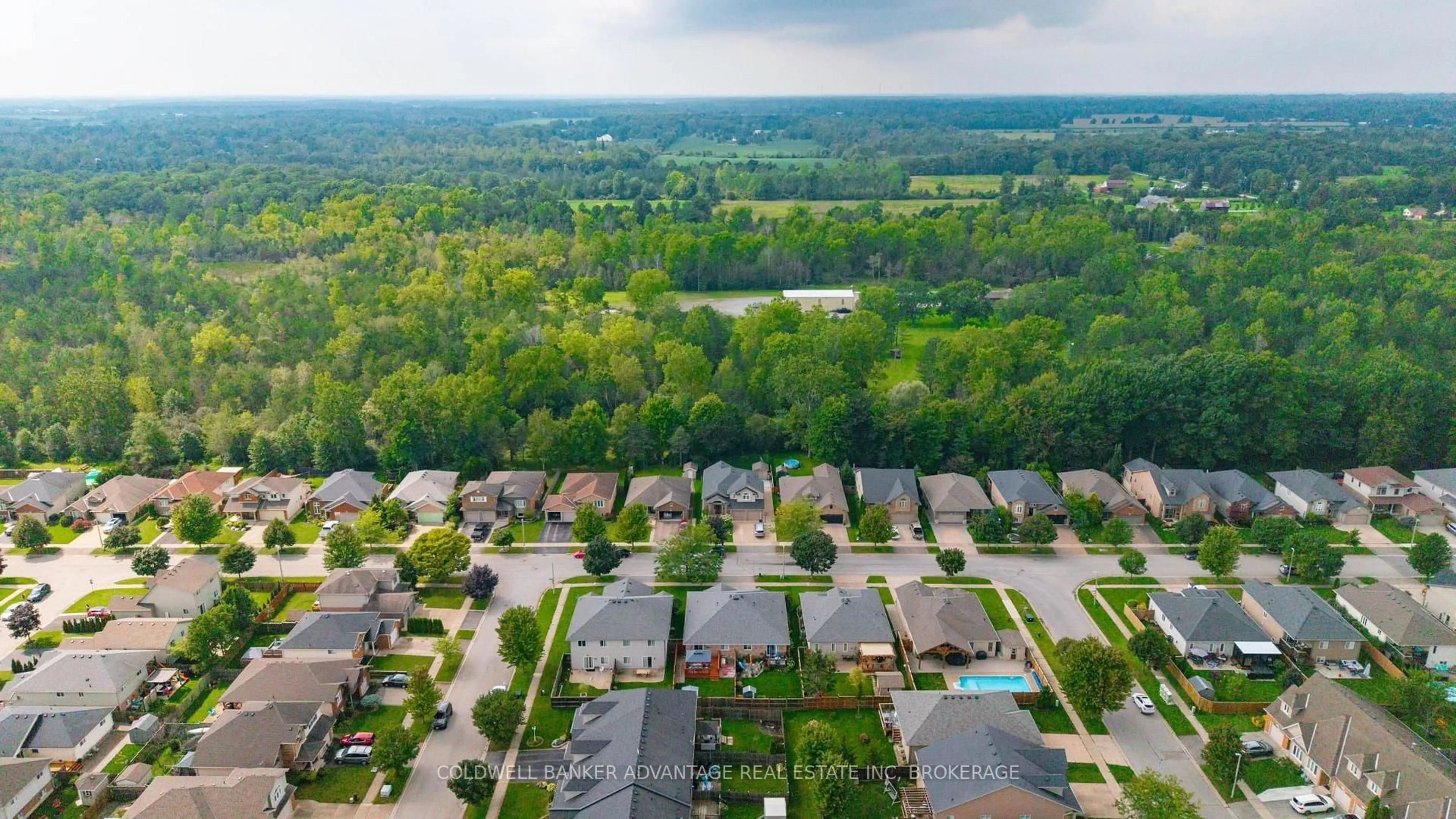 A pic from outside/outdoor area/front of a property/back of a property/a pic from drone, unknown for 386 Foxtail Ave, Welland Ontario L3C 7J9