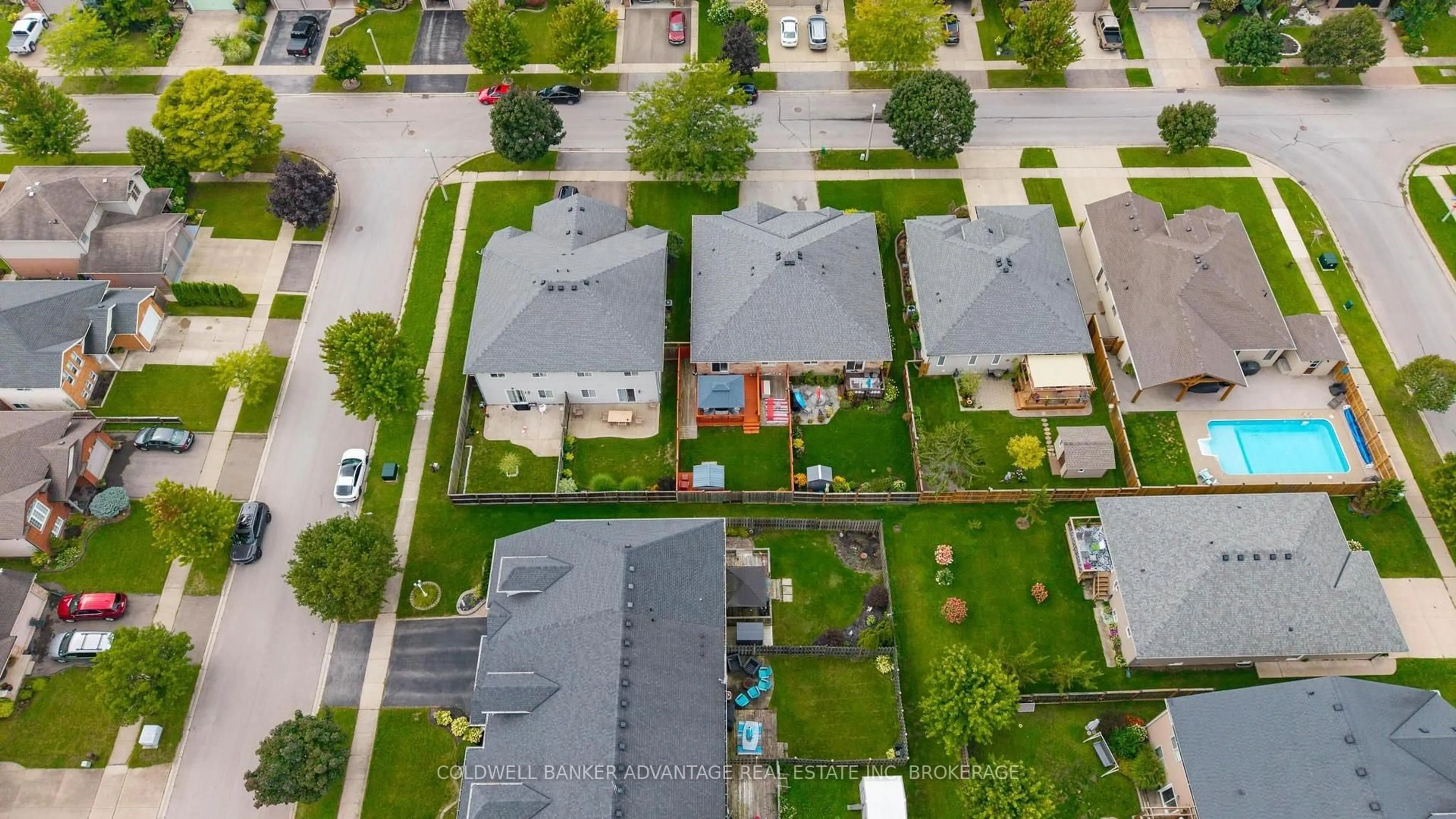 A pic from outside/outdoor area/front of a property/back of a property/a pic from drone, street for 386 Foxtail Ave, Welland Ontario L3C 7J9