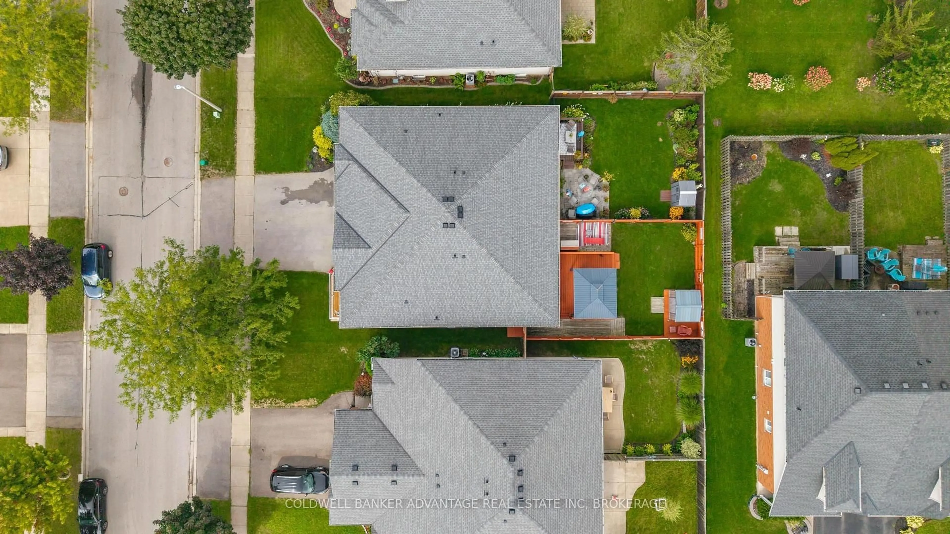 A pic from outside/outdoor area/front of a property/back of a property/a pic from drone, unknown for 386 Foxtail Ave, Welland Ontario L3C 7J9
