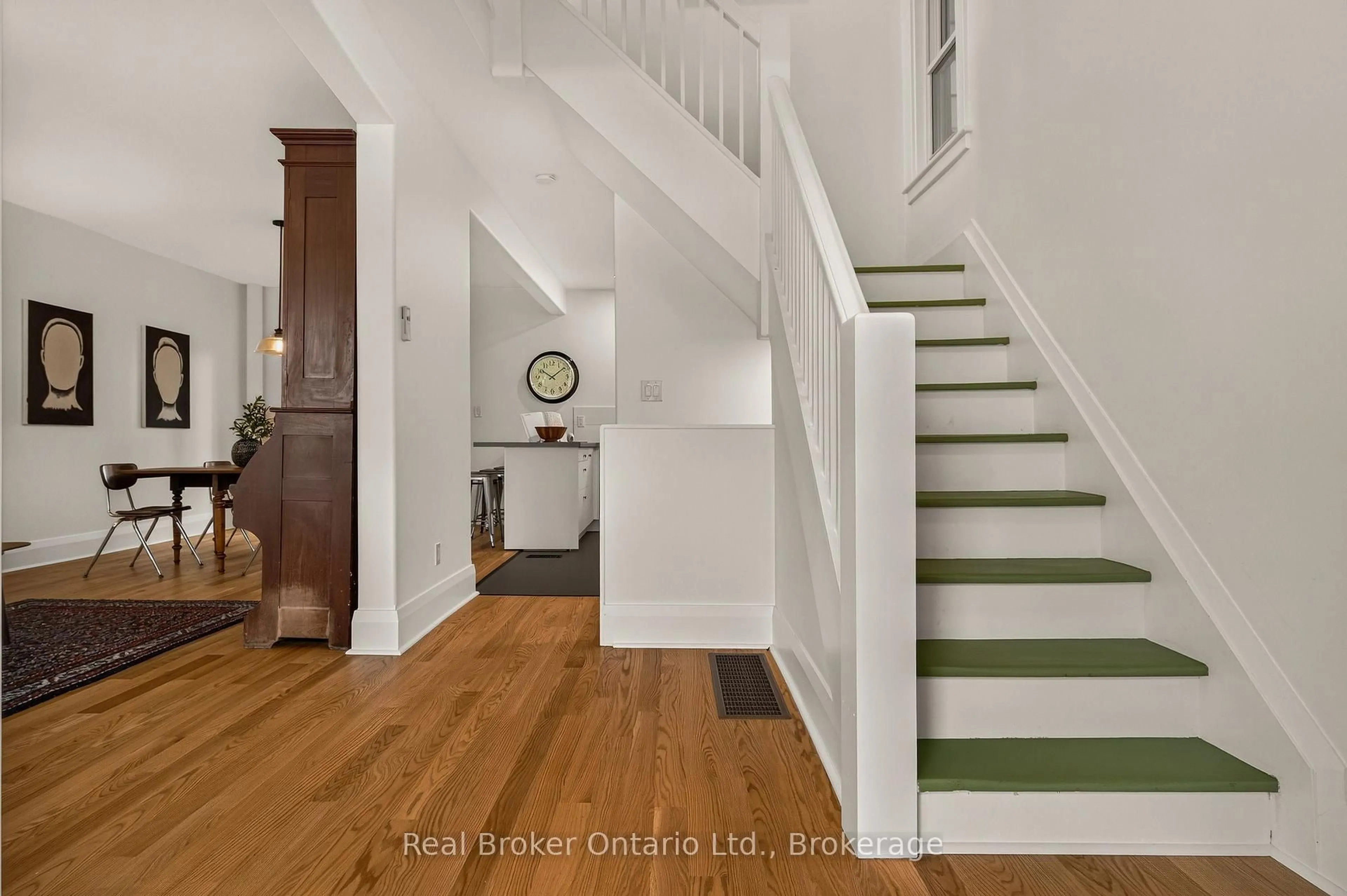 Indoor entryway for 39 Campbell Ave, Hamilton Ontario L8L 2N2