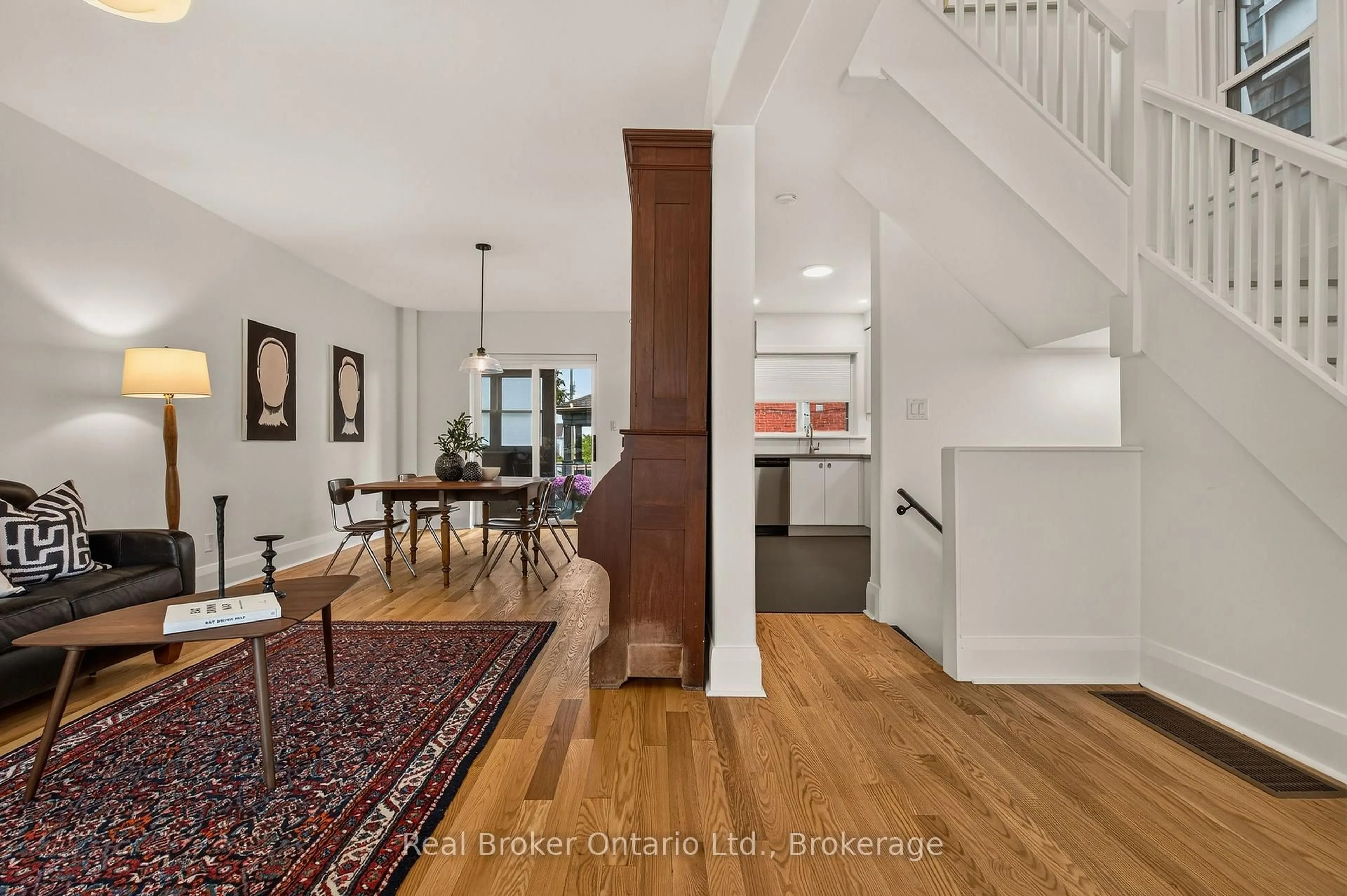 Indoor entryway for 39 Campbell Ave, Hamilton Ontario L8L 2N2