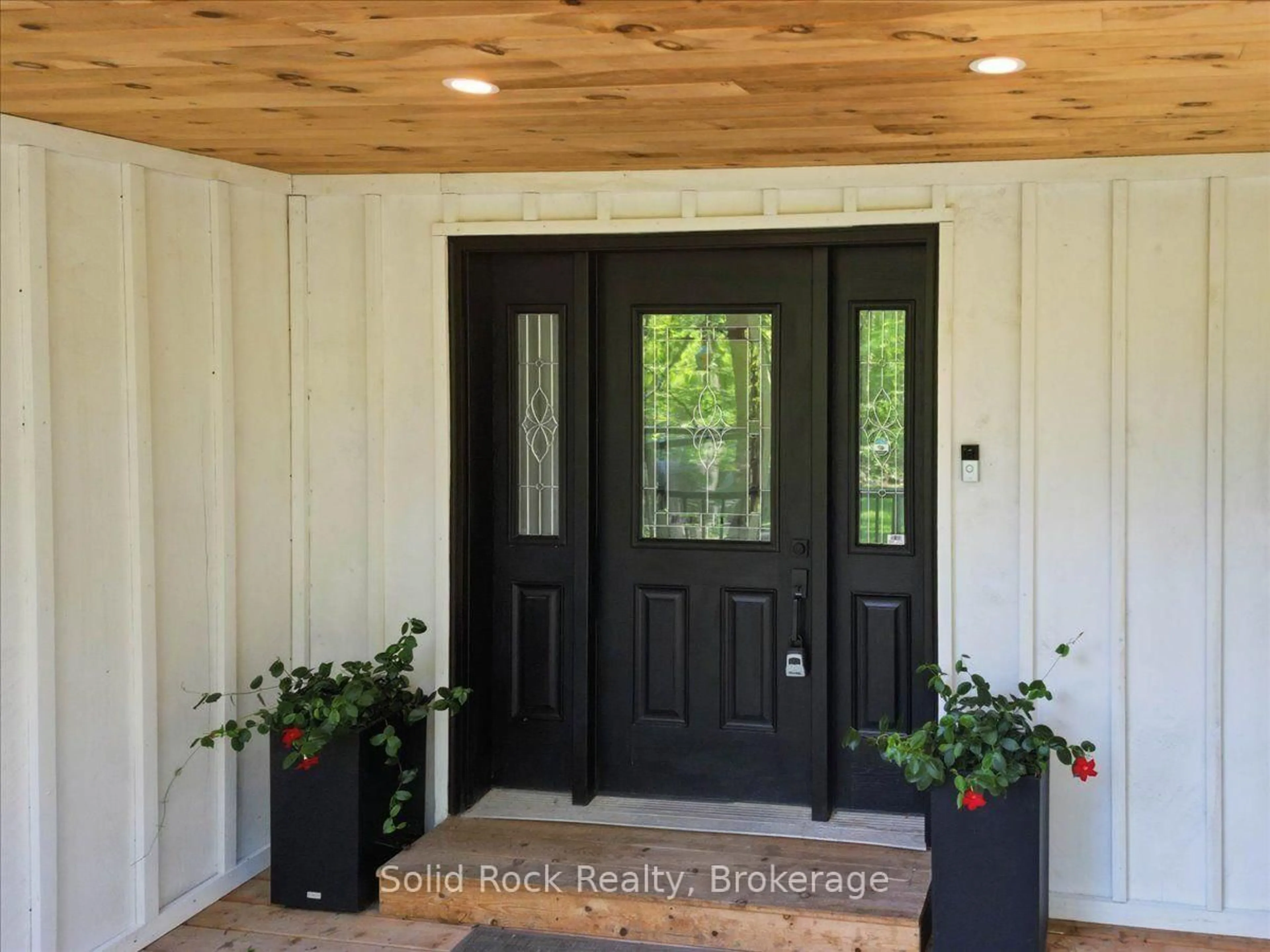 Indoor entryway for 166 Maple Rd, Limoges Ontario K0K 2M0