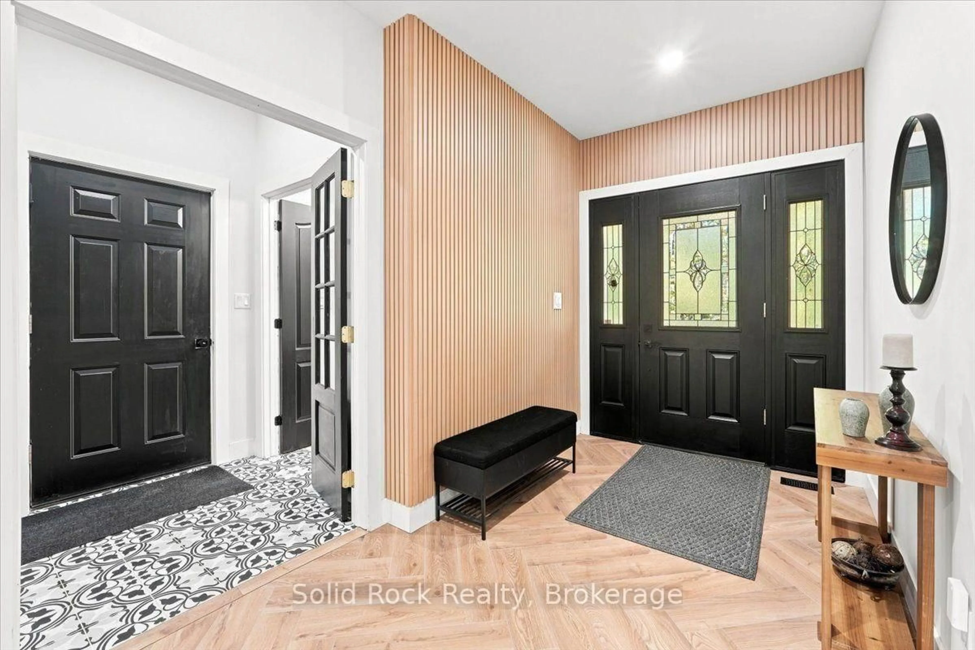 Indoor entryway for 166 Maple Rd, Limoges Ontario K0K 2M0