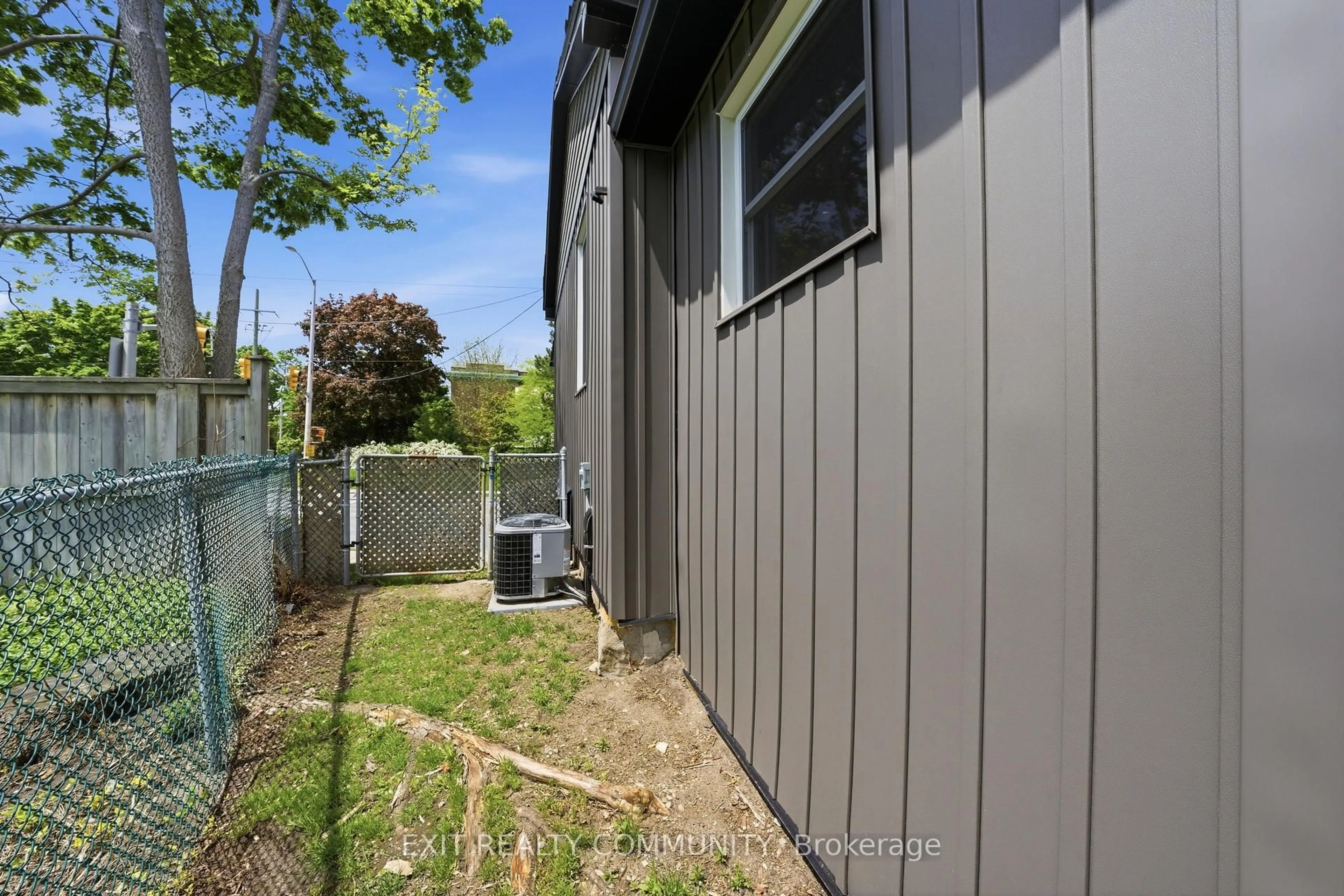 Shed for 20 Wharncliffe Rd, London South Ontario N6J 2J4